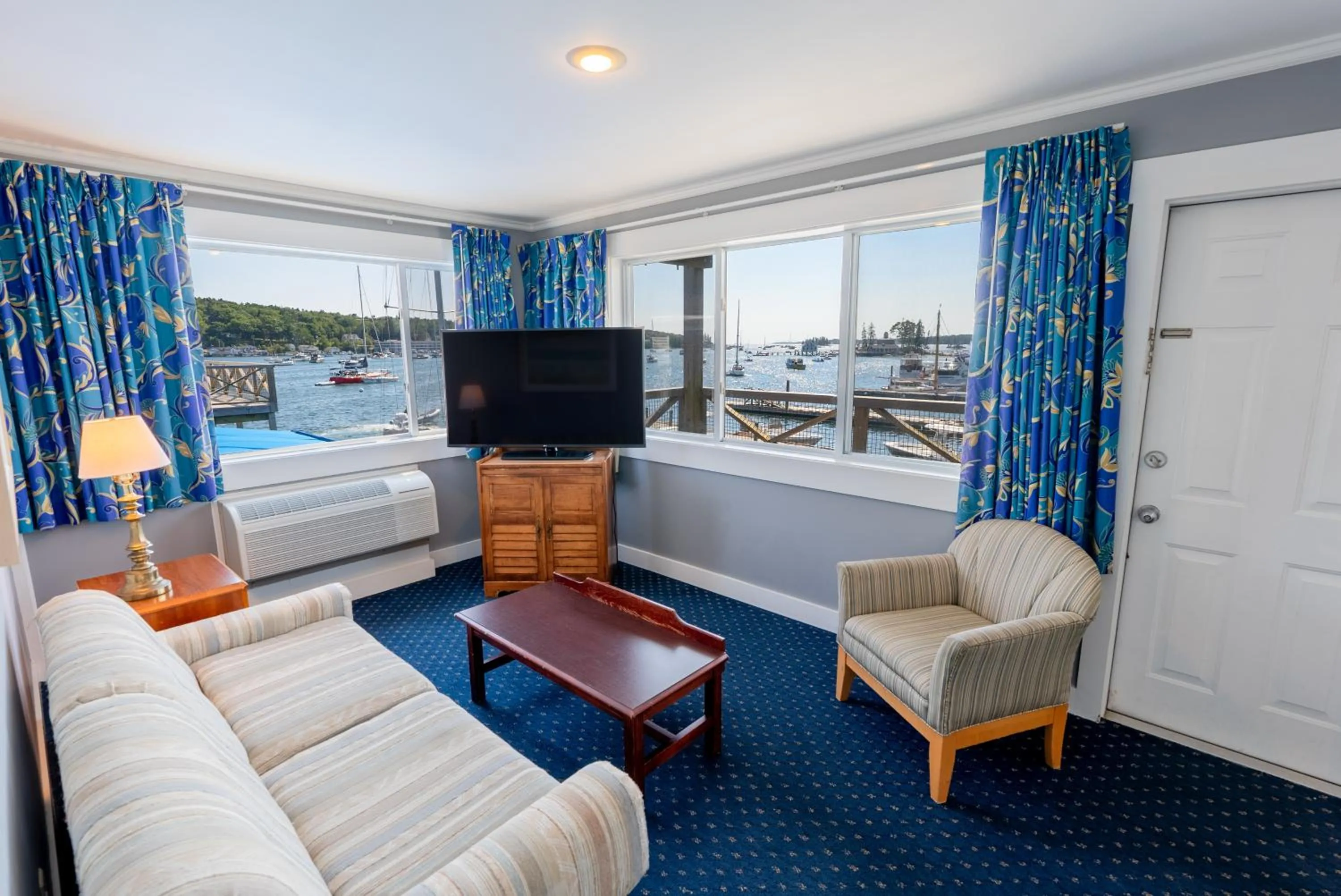 Communal lounge/ TV room in Fisherman's Wharf Inn