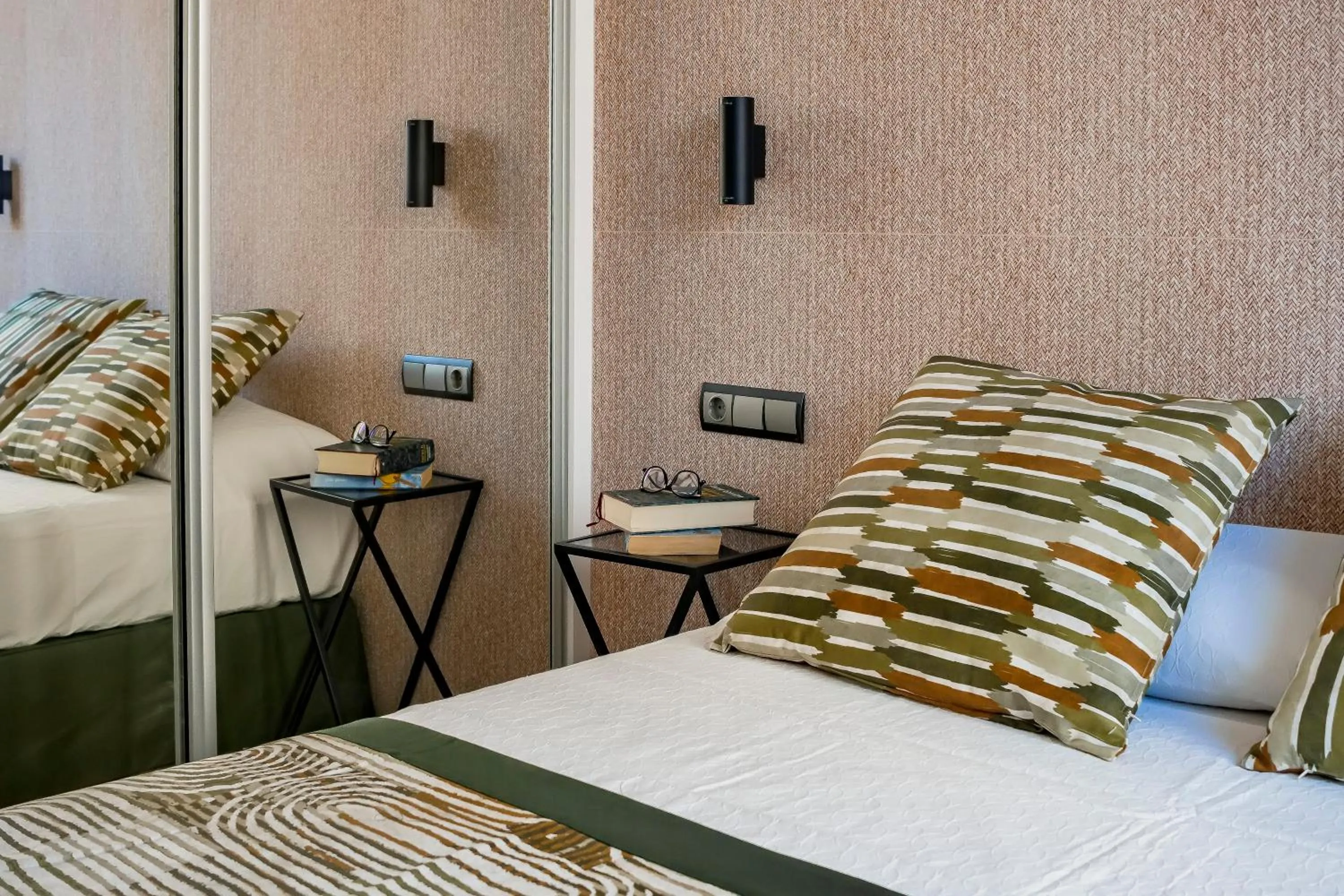 Bedroom, Bed in Apartamentos Suites Oficentro Original