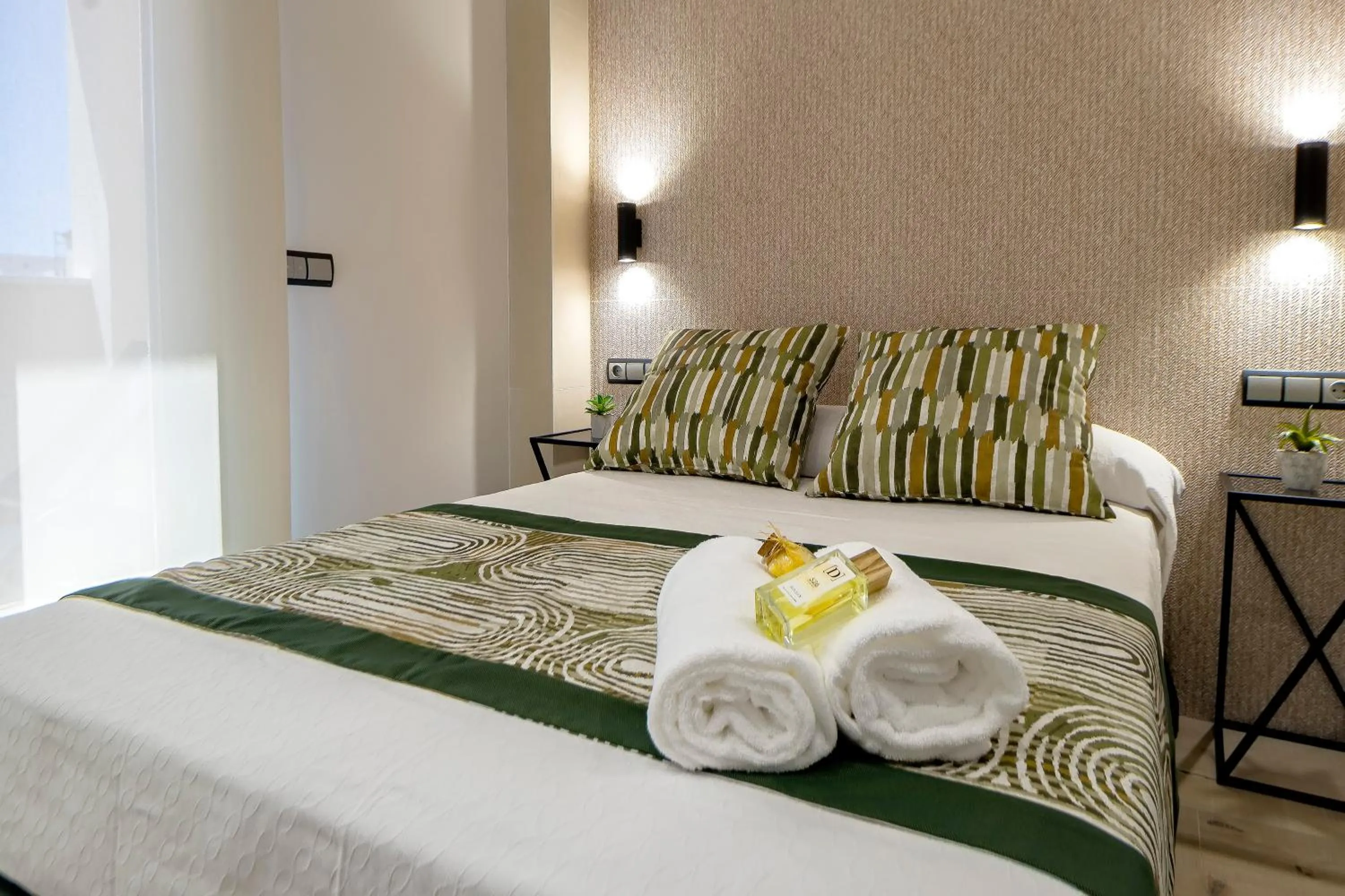 Bedroom, Bed in Apartamentos Suites Oficentro Original