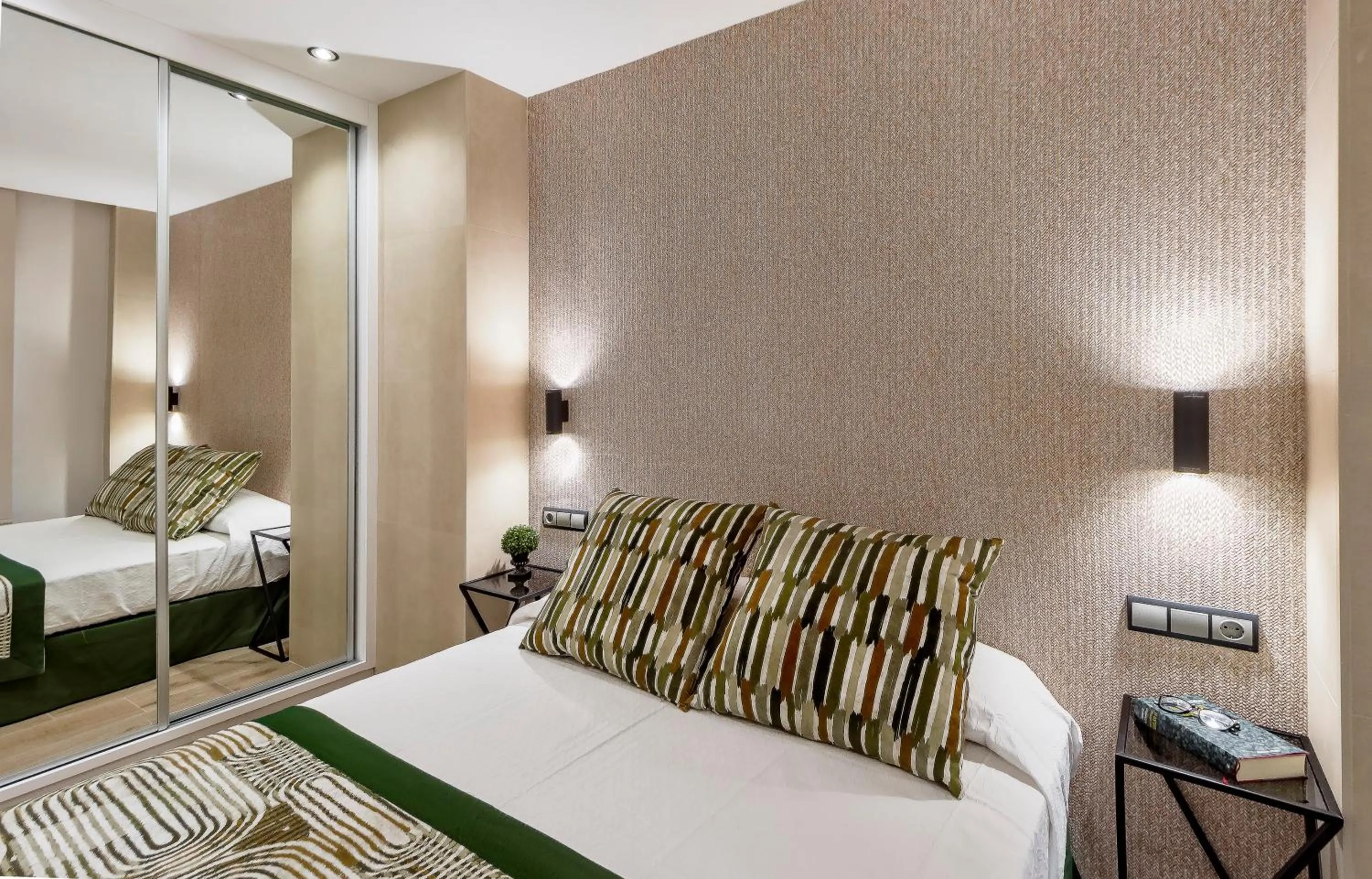 Bedroom, Bed in Apartamentos Suites Oficentro Original