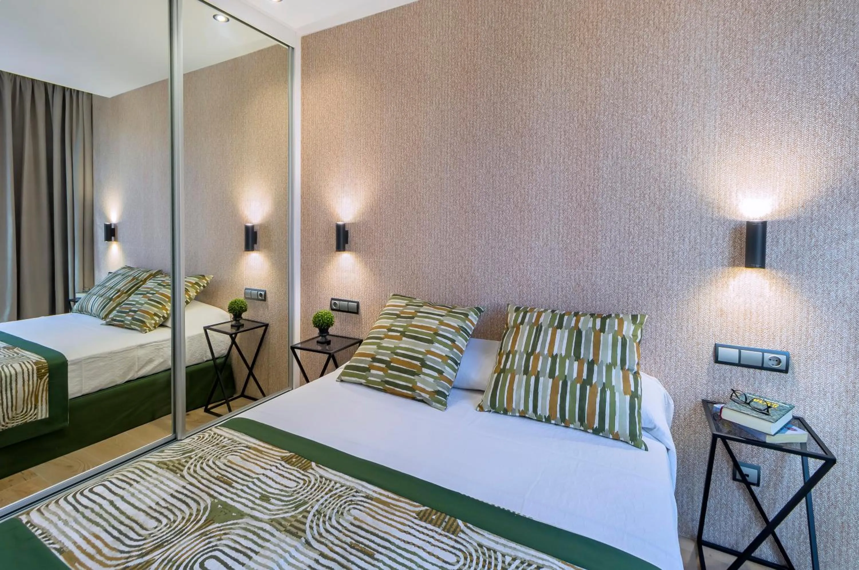 Bedroom, Bed in Apartamentos Suites Oficentro Original