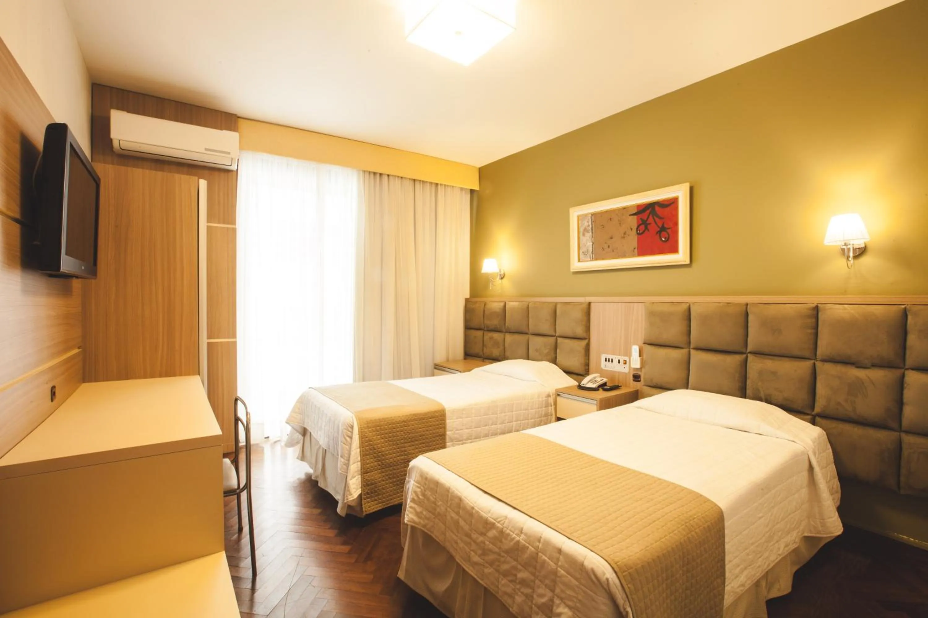 Photo of the whole room, Bed in Curitiba Palace Hotel