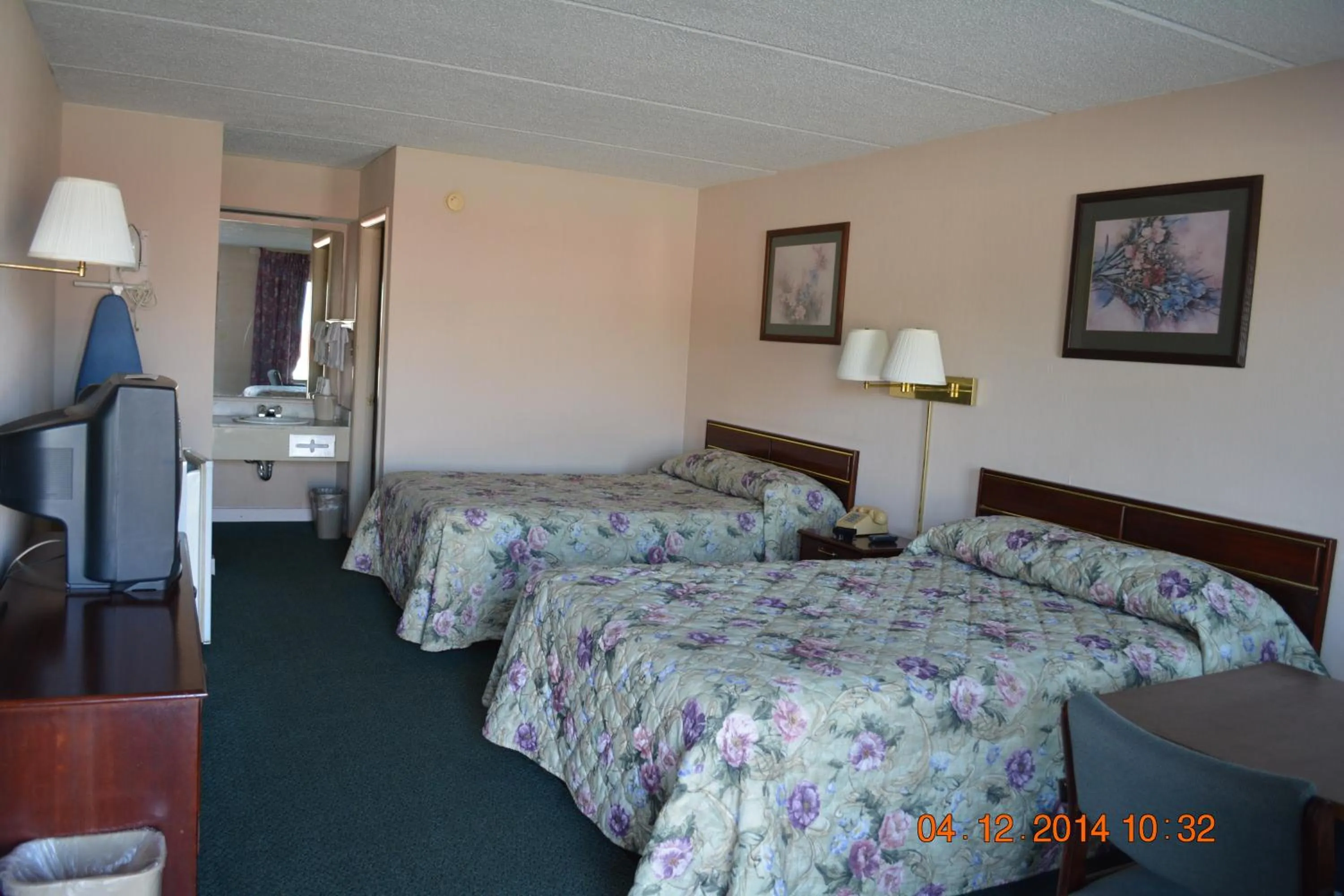 Photo of the whole room, Bed in Camilla Inn & Suites