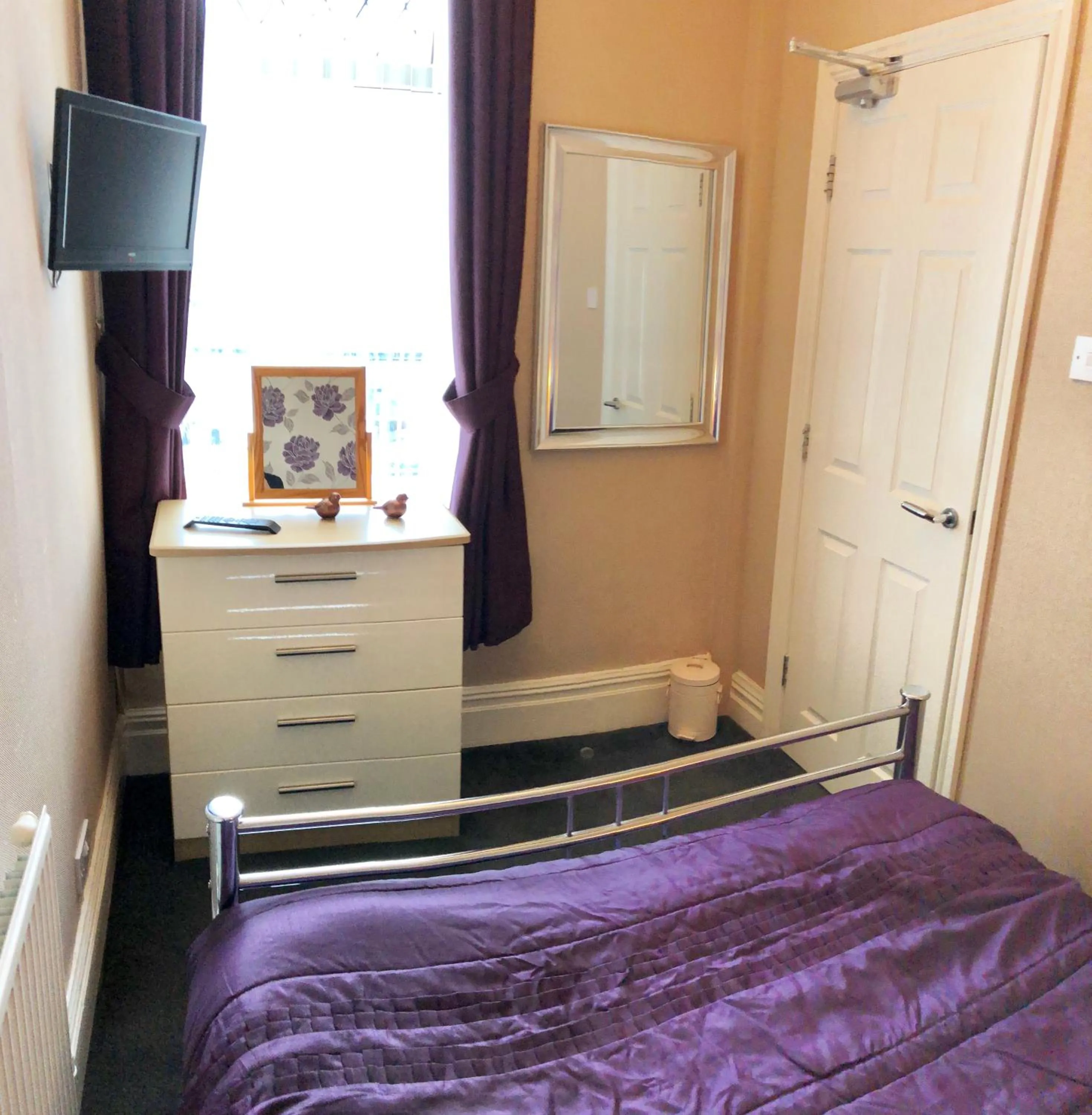 Bedroom, Bed in Empress Select Holiday Flats