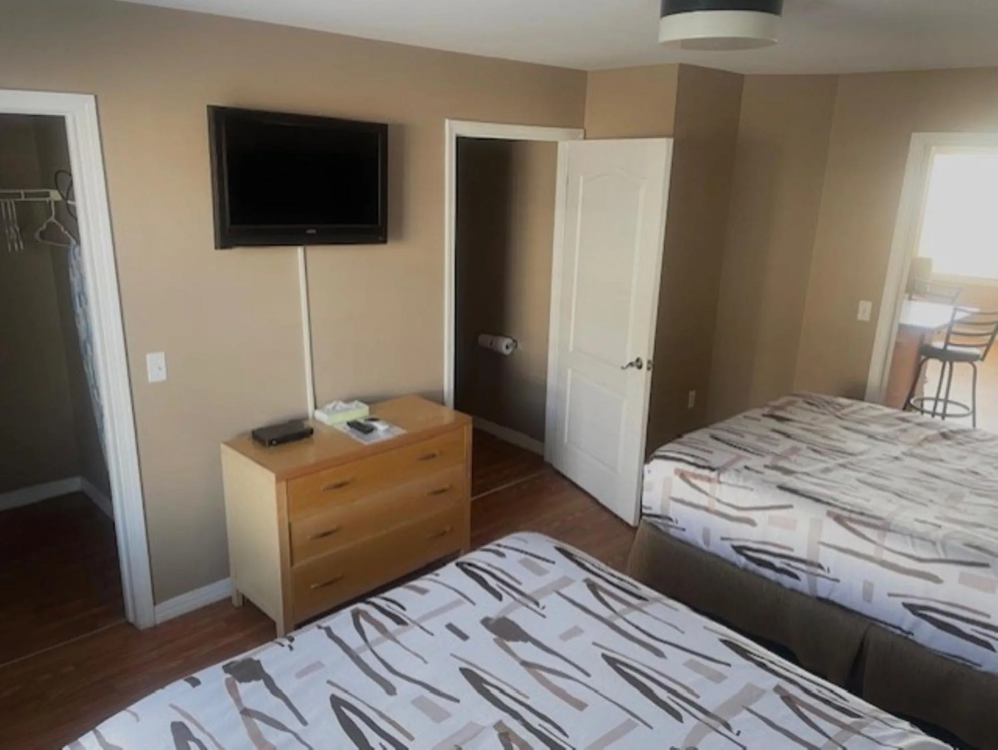 Bathroom, Bed in Bell's Extended Stay and Suites