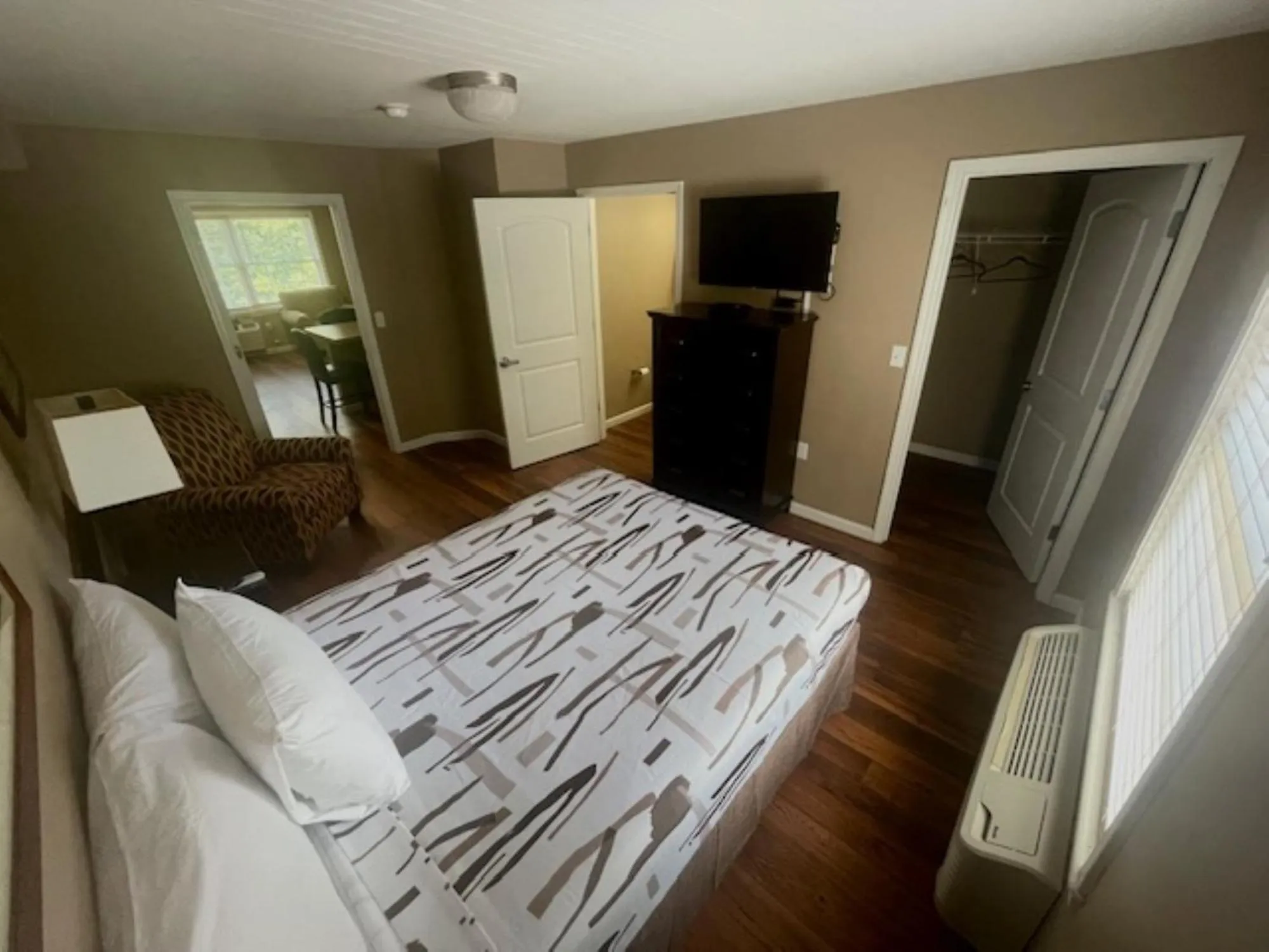 Bathroom, Bed in Bell's Extended Stay and Suites