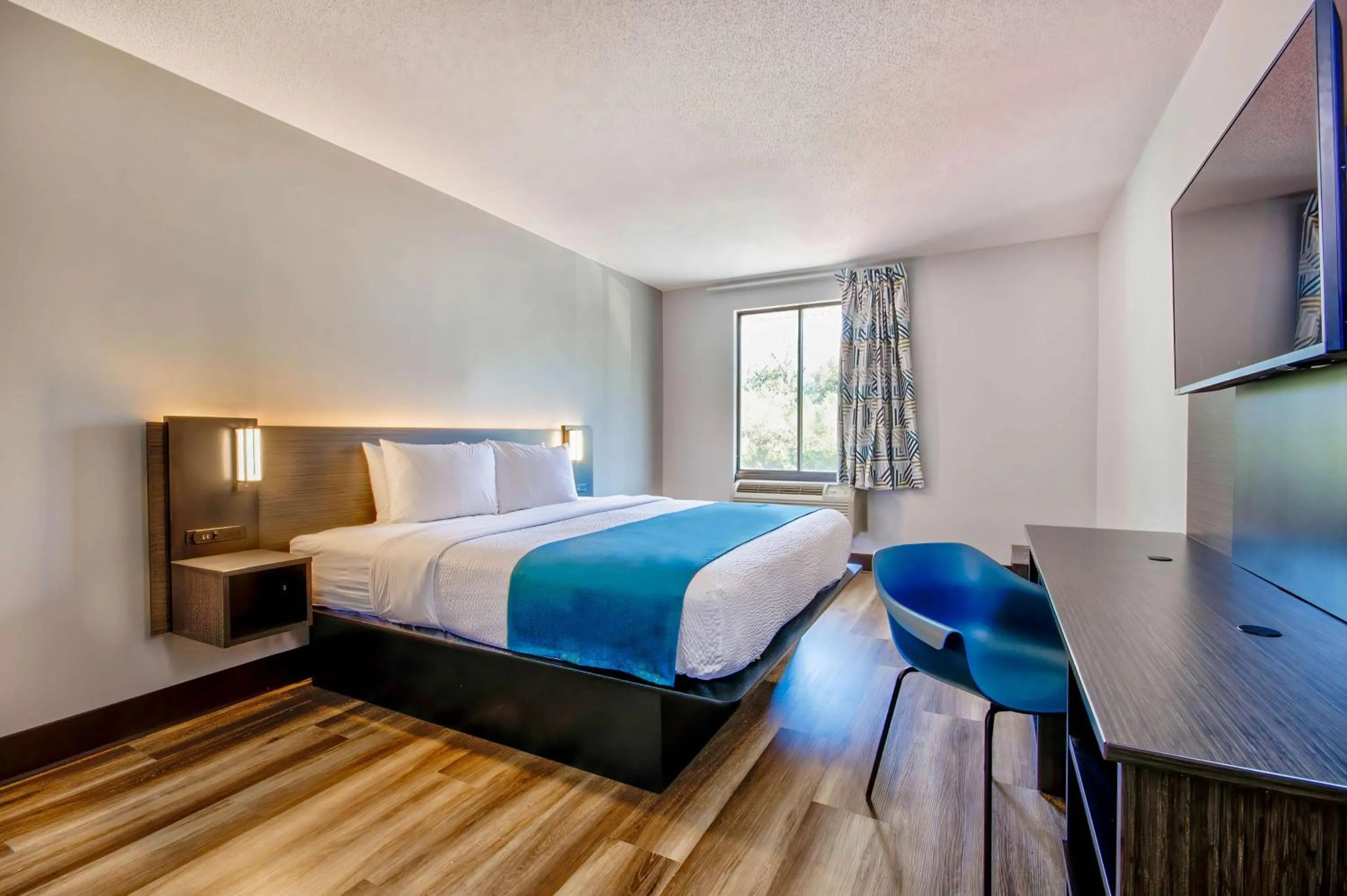 Bedroom, Bed in Motel 6 Jeffersonville, IN