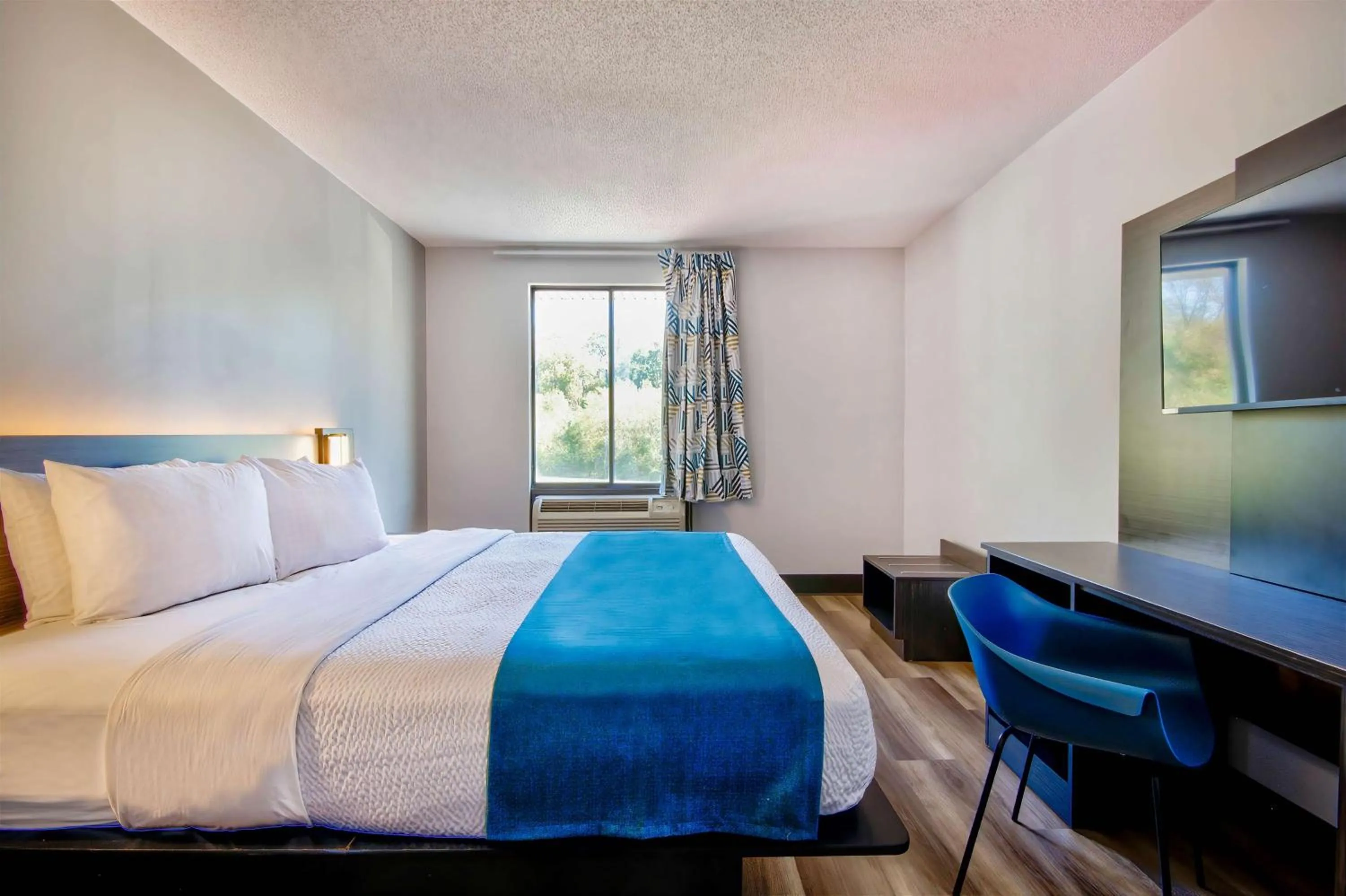 Bedroom, Bed in Motel 6 Jeffersonville, IN