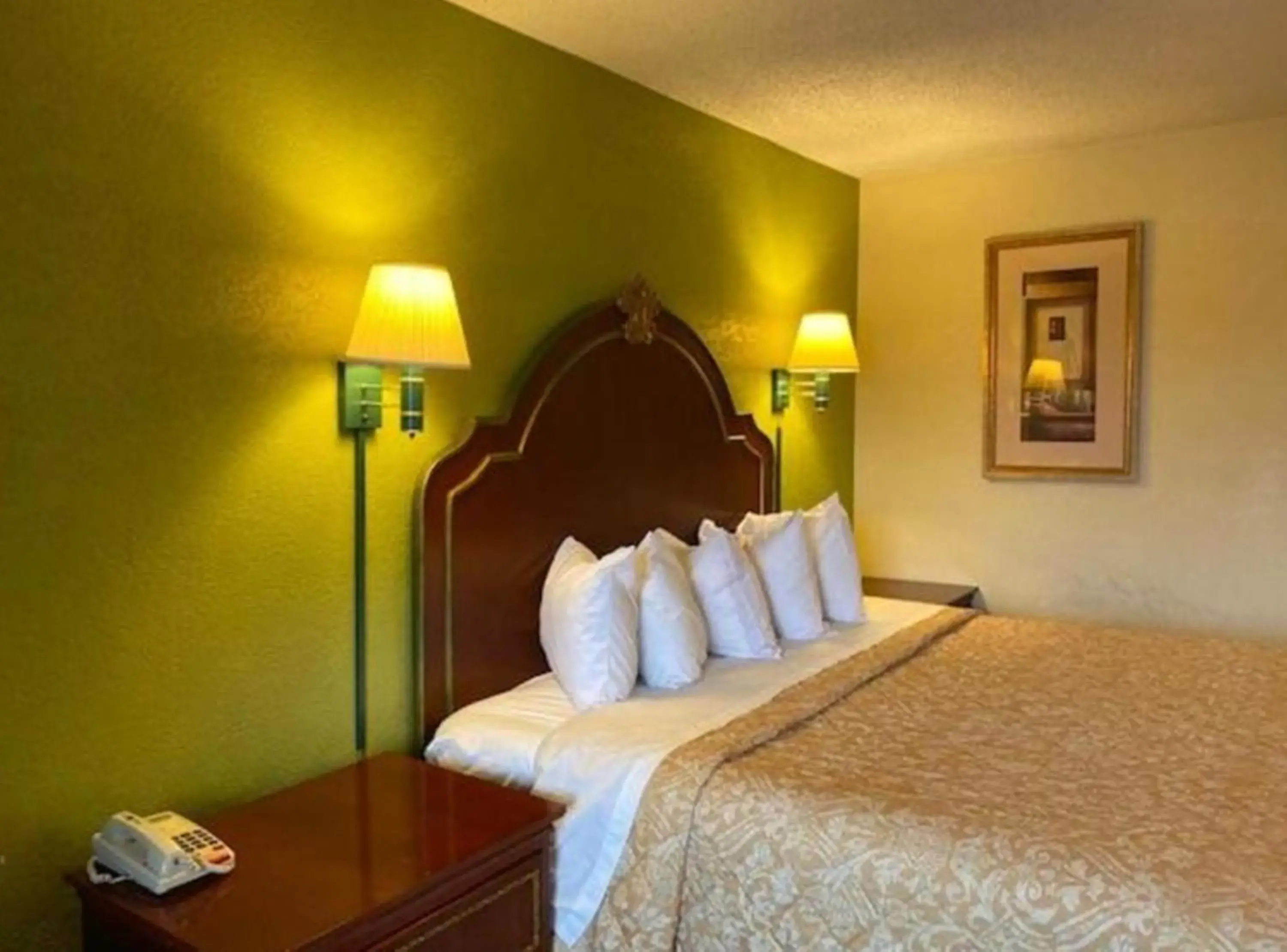 Standard King Room - Smoking in Travelodge by Wyndham Sellersburg Standard King Room - Smoking in Travelodge by Wyndham Sellersburg