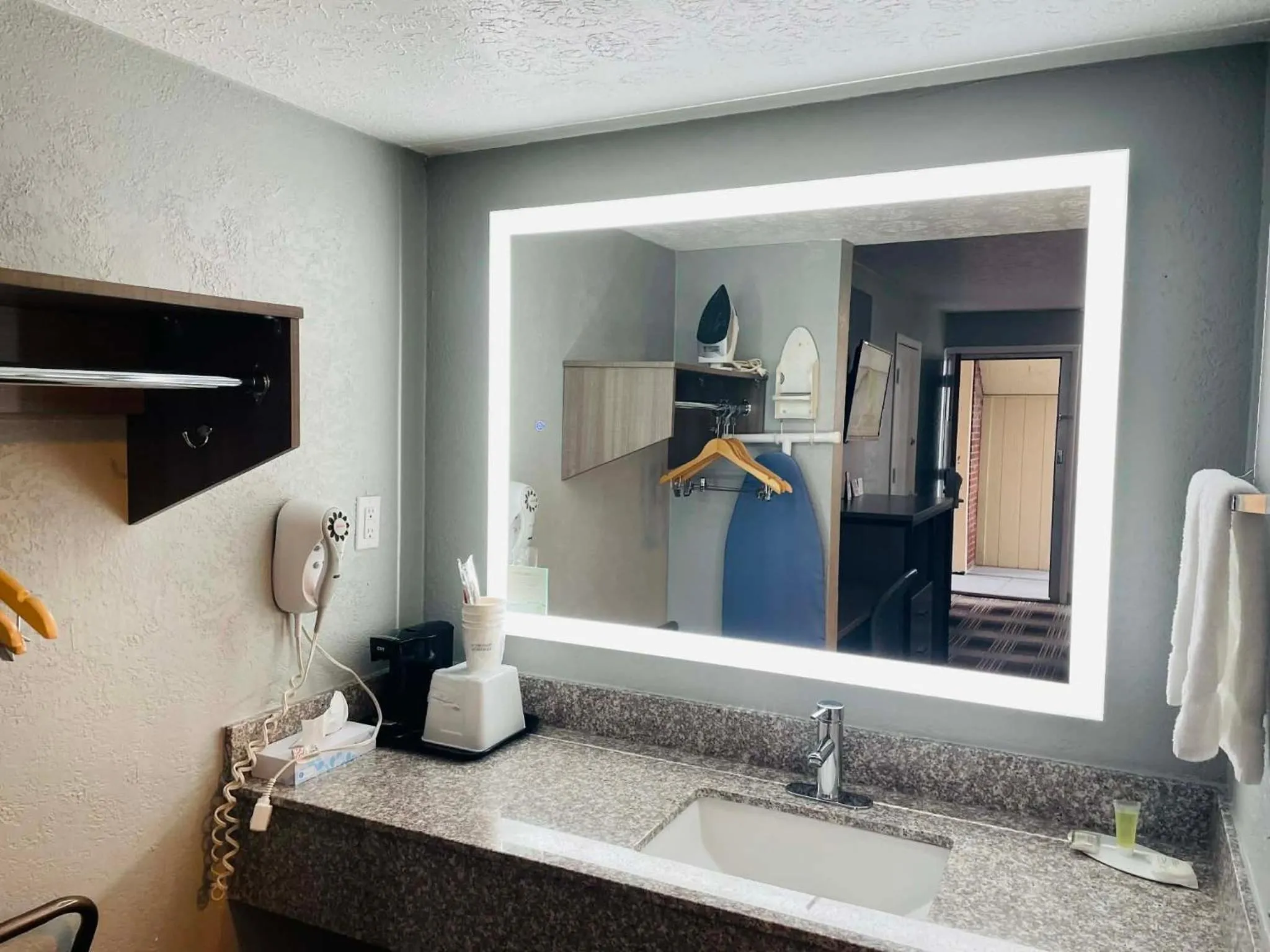 Travelodge by Wyndham Sellersburg