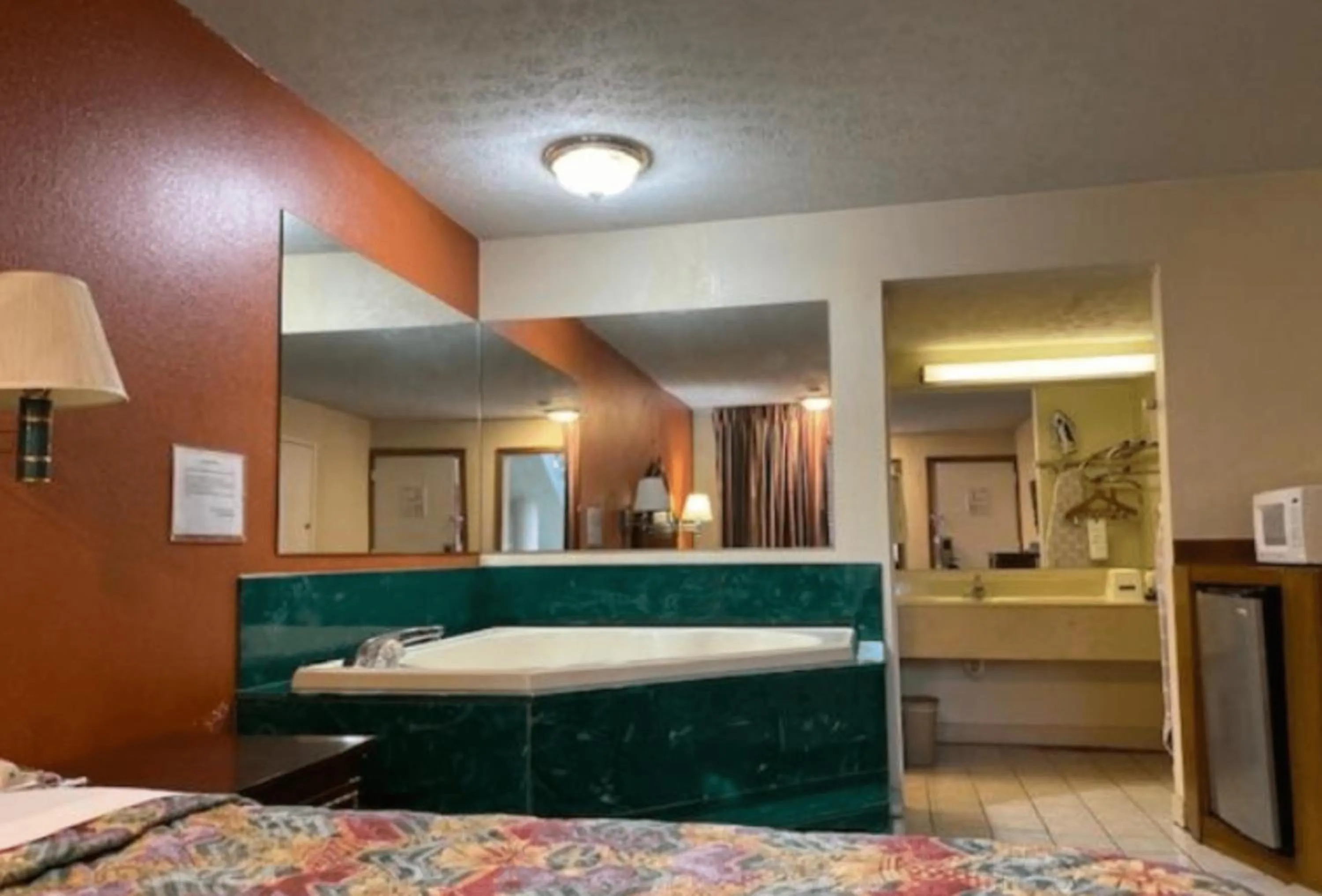 Bath, Bed in Travelodge by Wyndham Sellersburg