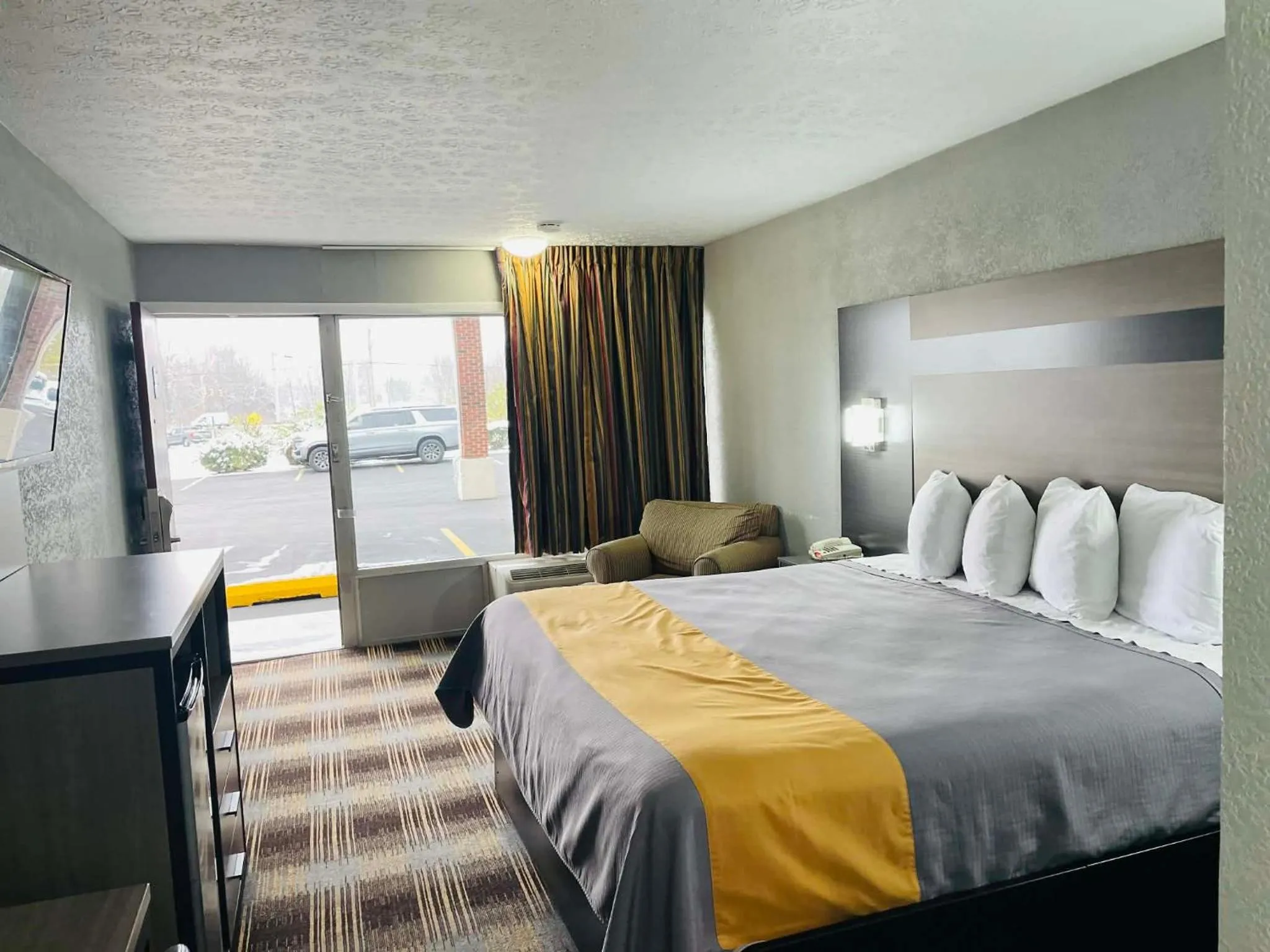 Bed in Travelodge by Wyndham Sellersburg