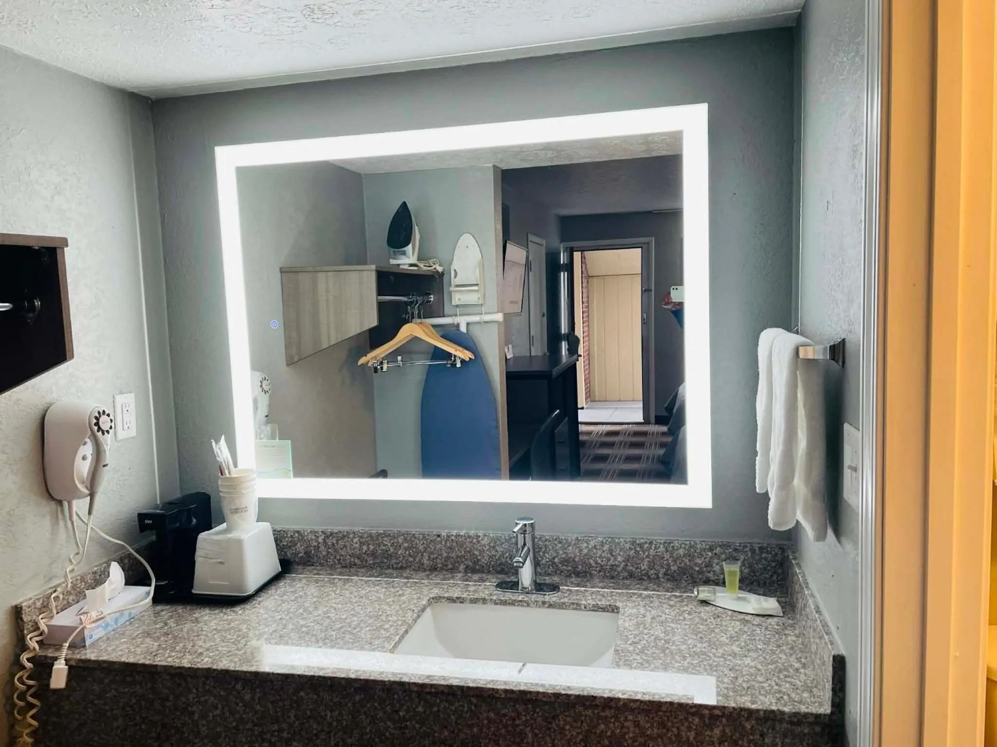 Travelodge by Wyndham Sellersburg