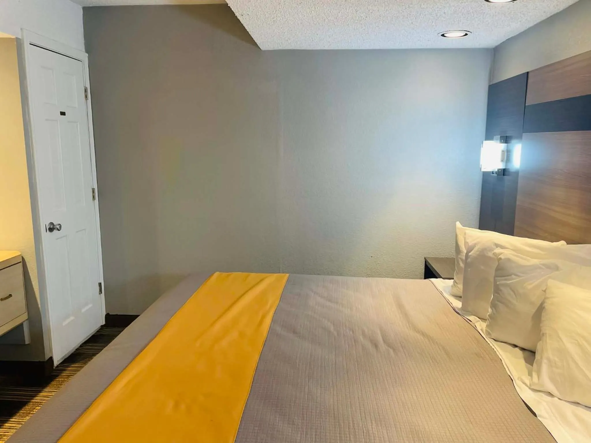 Bed in Travelodge by Wyndham Sellersburg