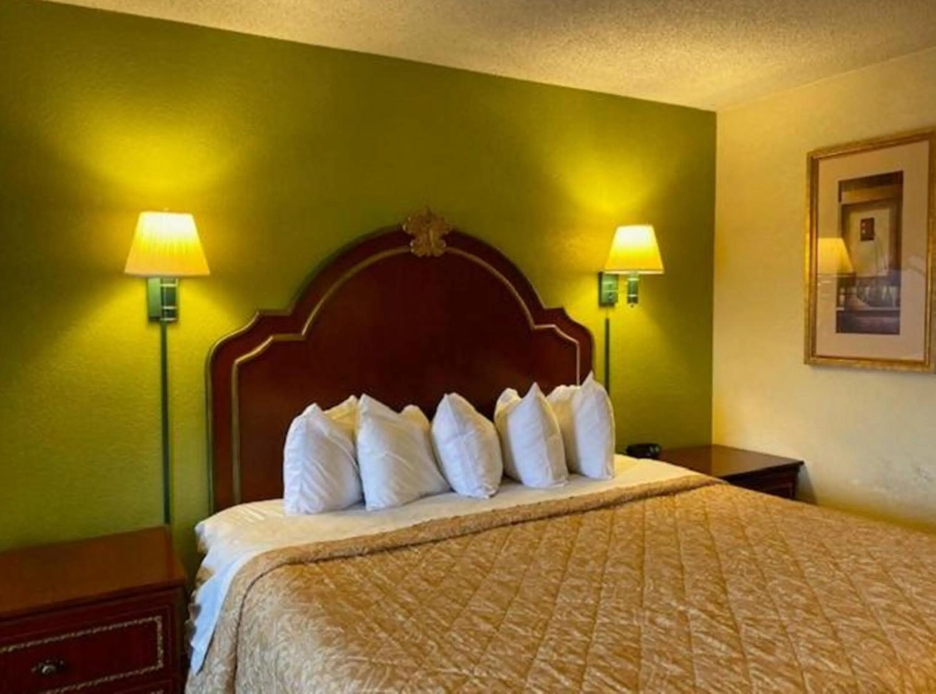 Bed in Travelodge by Wyndham Sellersburg