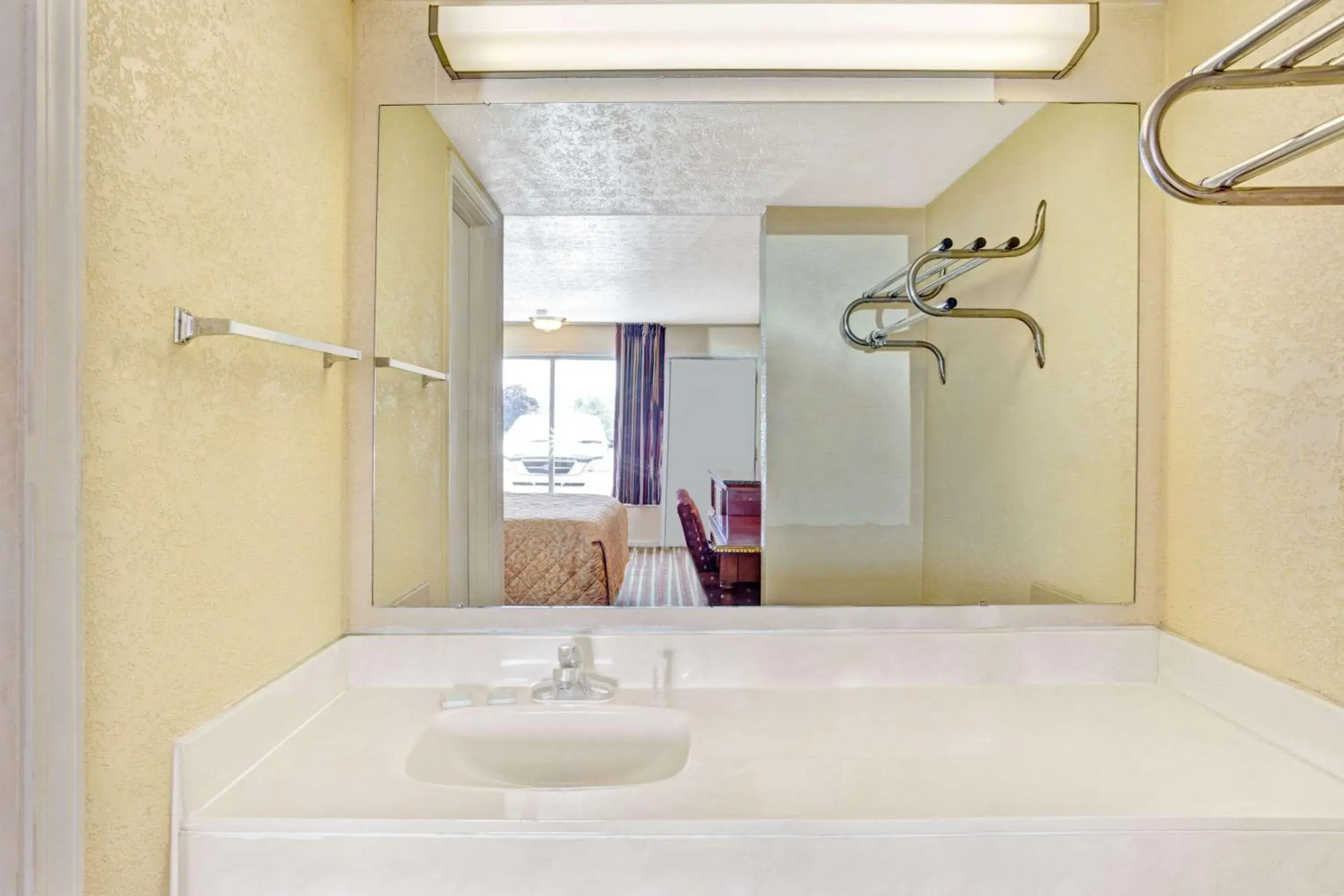 Deluxe Queen Suite with Spa Bath - Non-Smoking in Travelodge by Wyndham Sellersburg Deluxe Queen Suite with Spa Bath - Non-Smoking in Travelodge by Wyndham Sellersburg