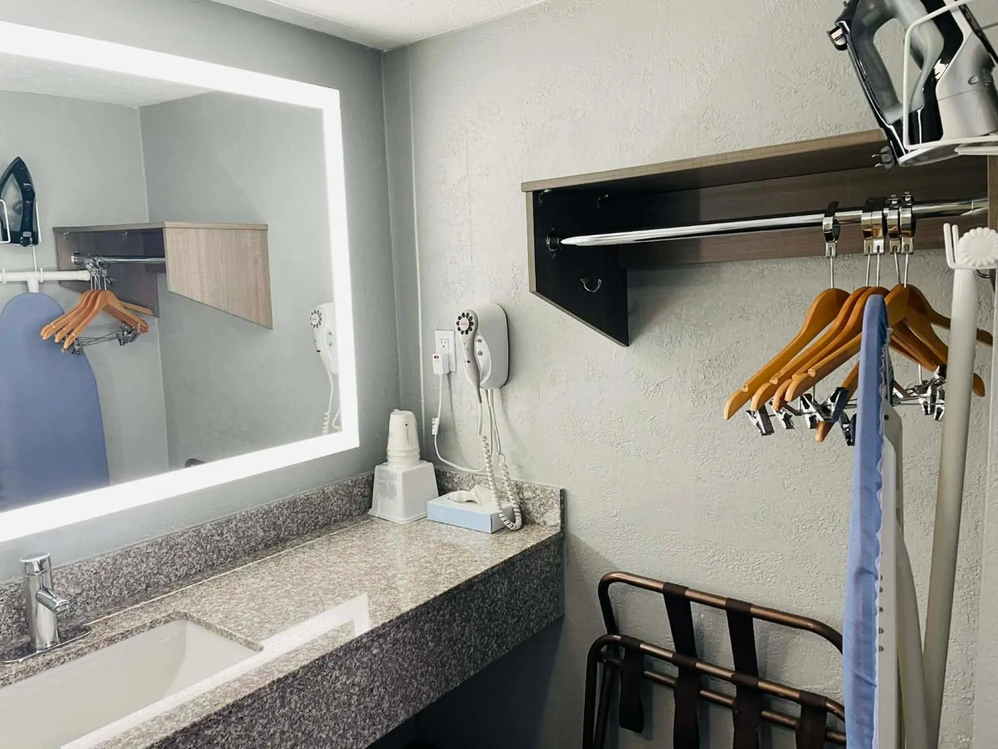 Travelodge by Wyndham Sellersburg