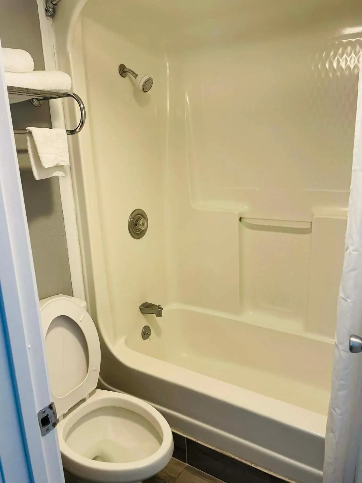 Travelodge by Wyndham Sellersburg