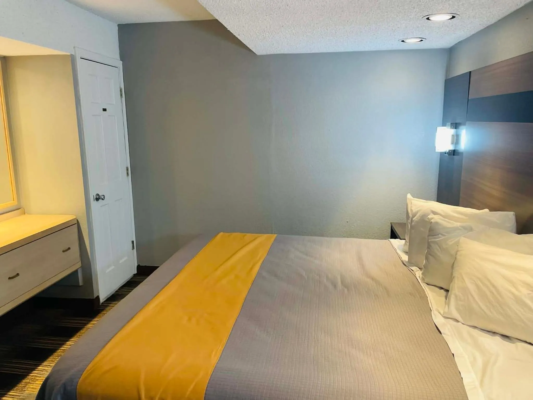 Bed in Travelodge by Wyndham Sellersburg