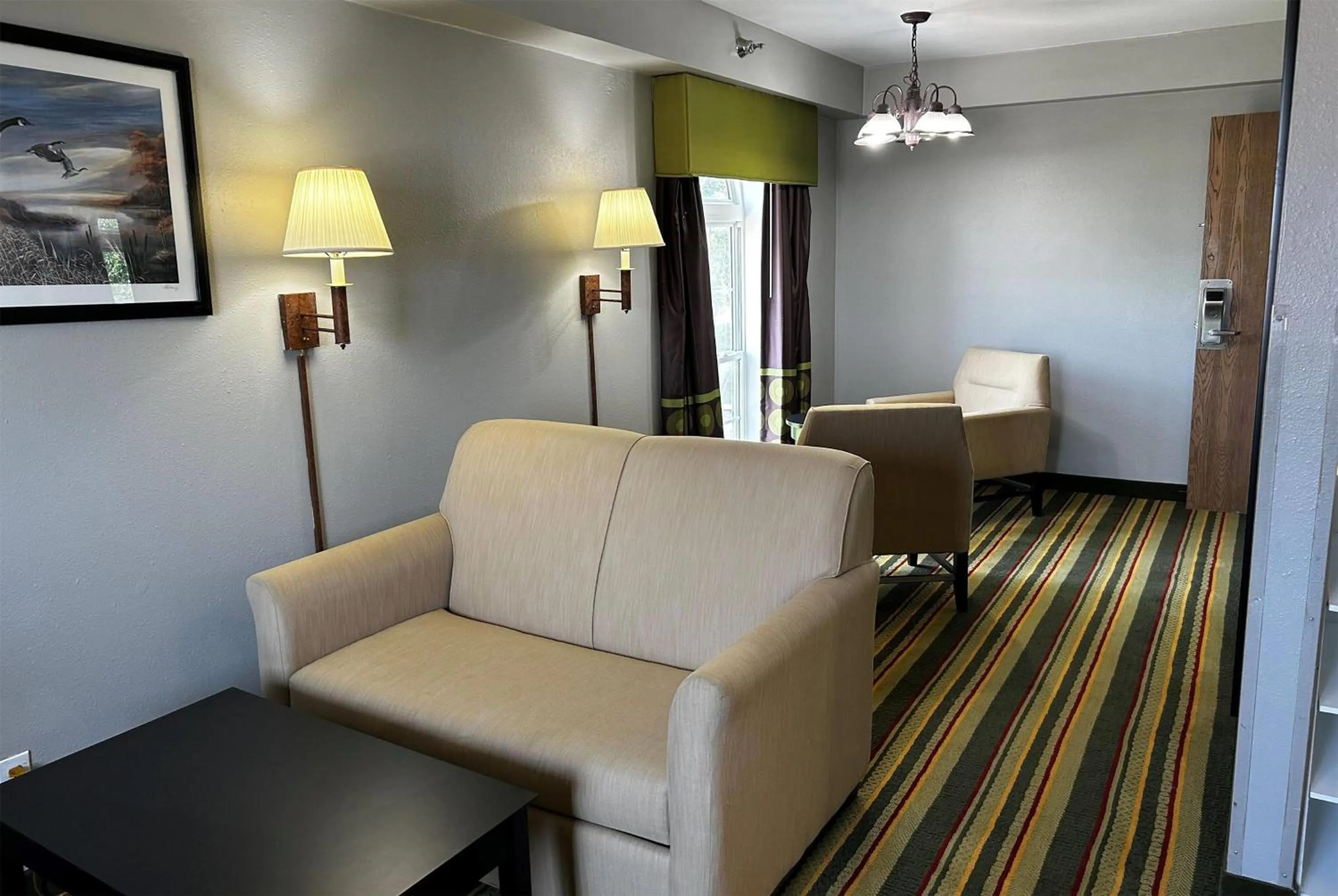 Photo of the whole room in Super 8 by Wyndham Mound City