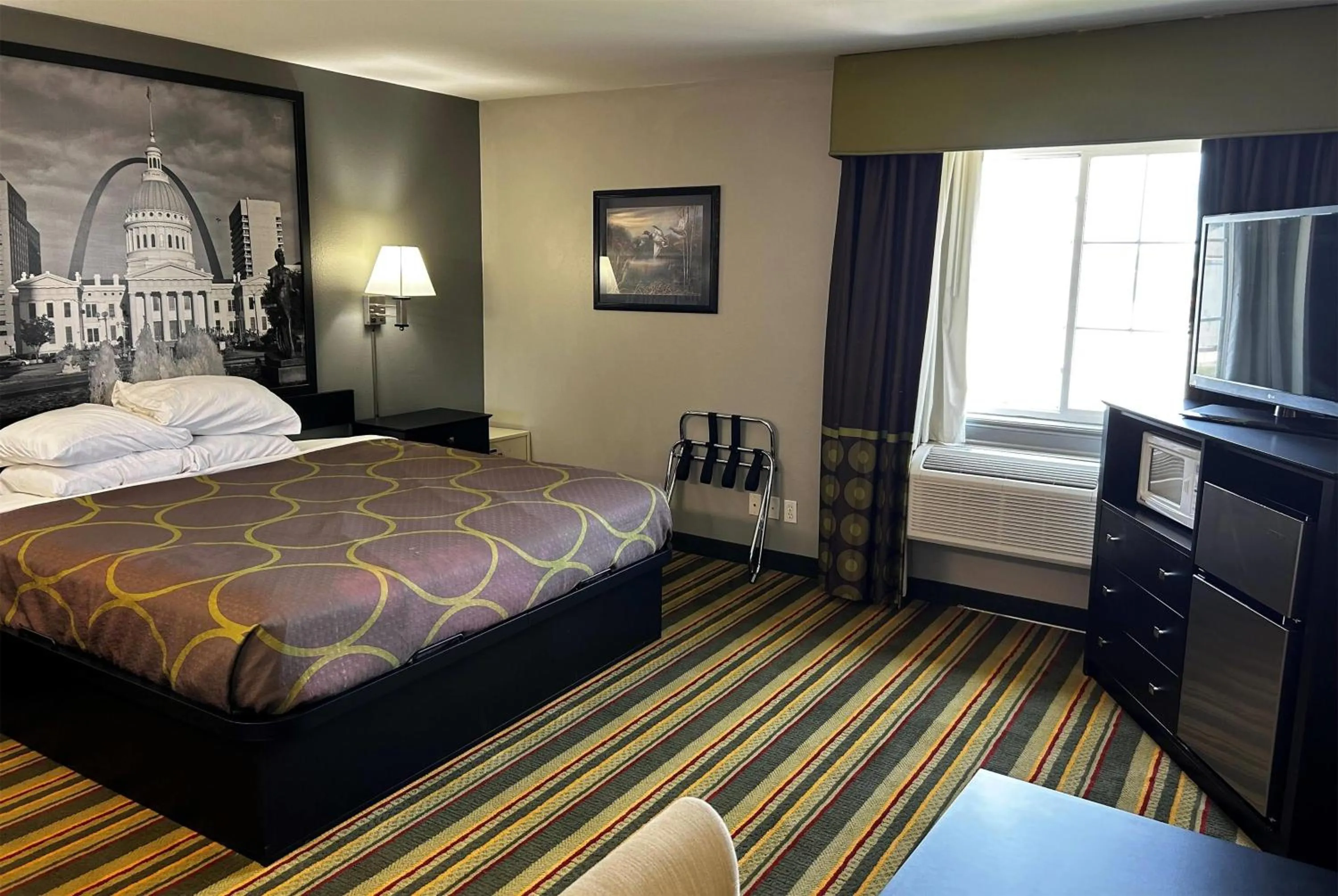 Photo of the whole room, Bed in Super 8 by Wyndham Mound City