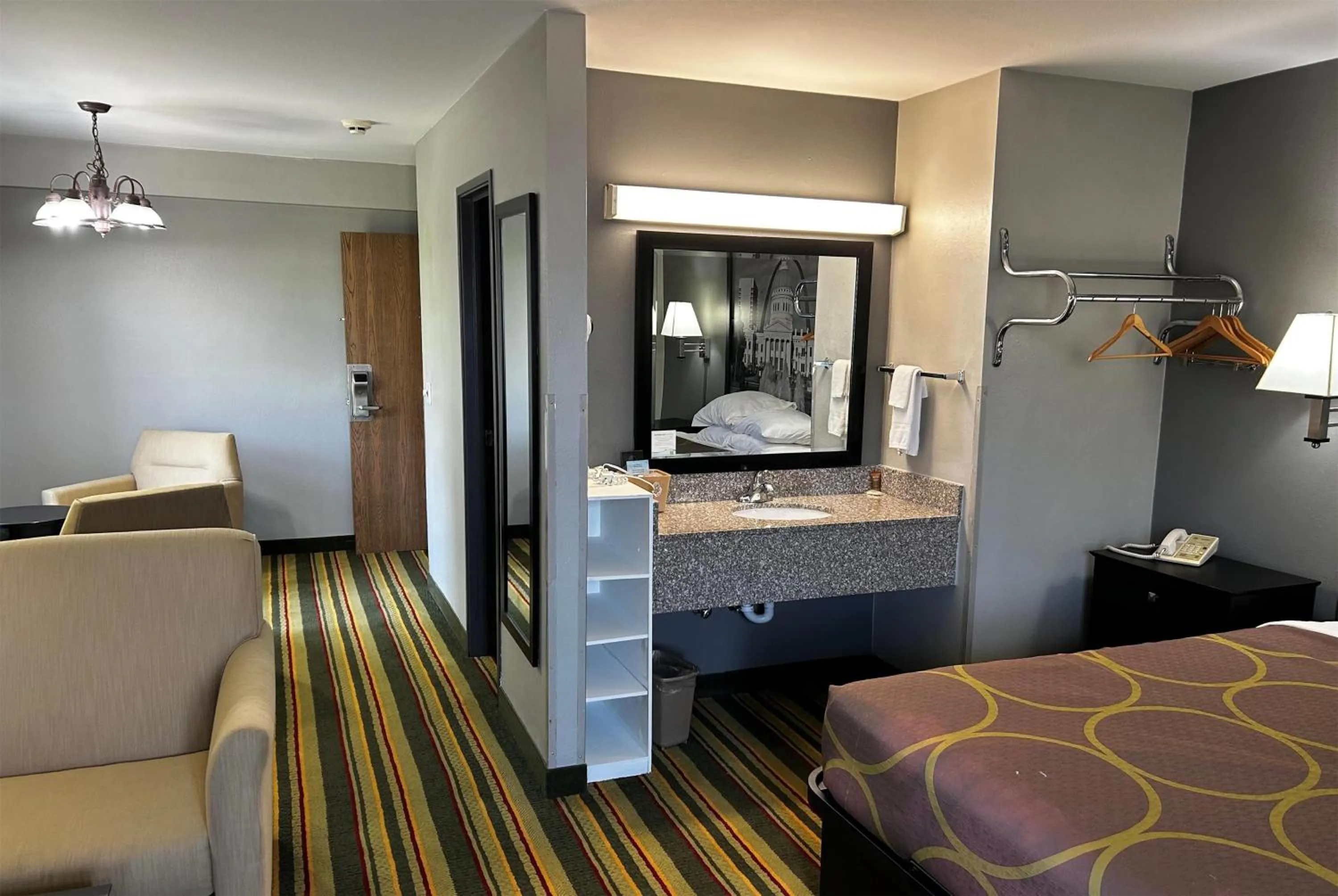 Photo of the whole room, Bed in Super 8 by Wyndham Mound City