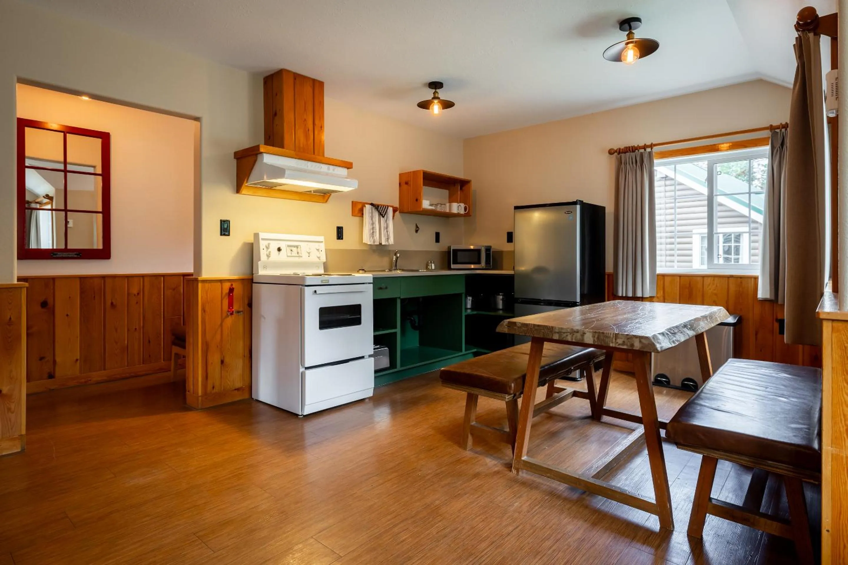 Dining area in Pine Bungalows