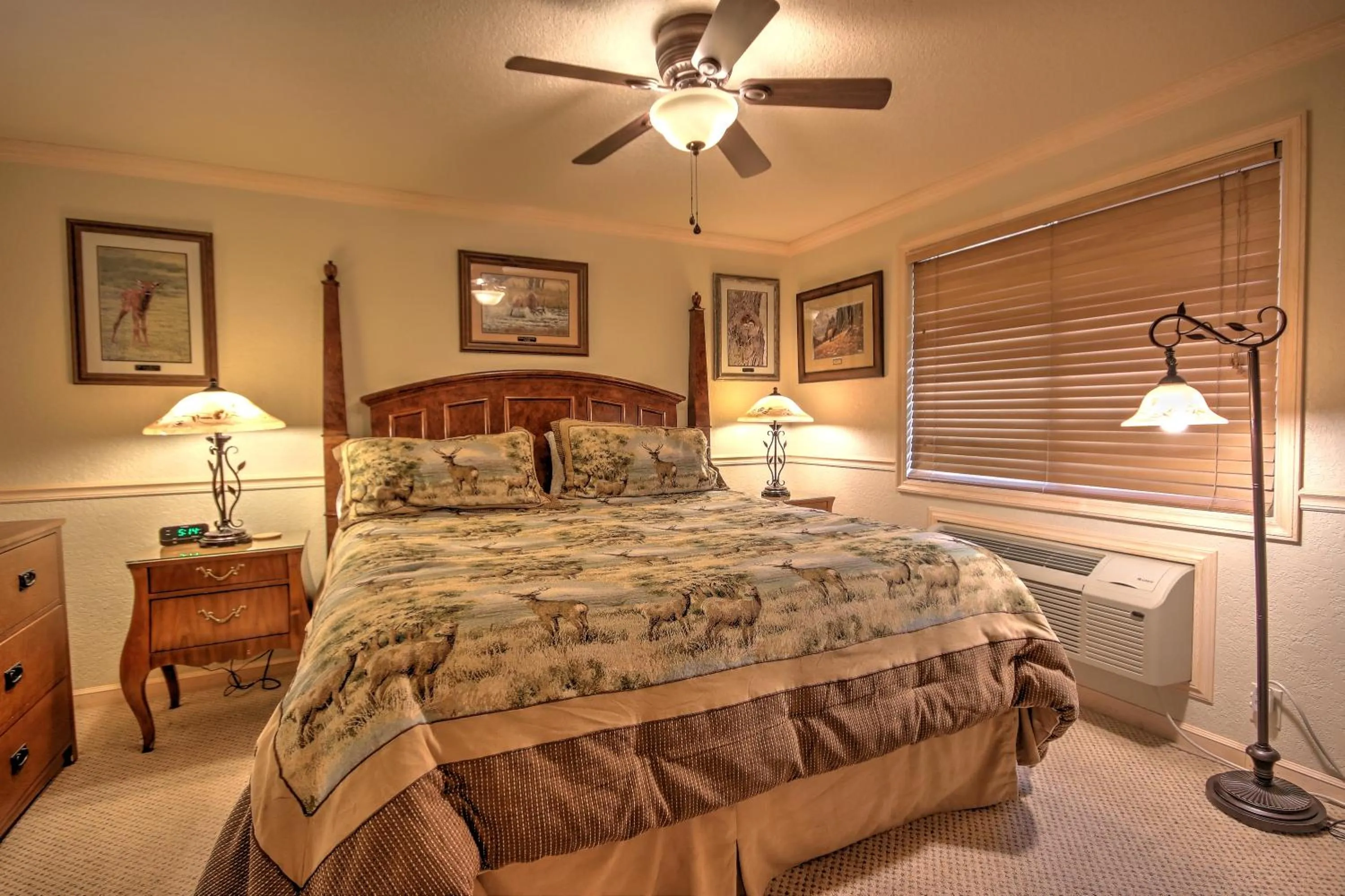 Bed in Yellowstone Gateway Inn