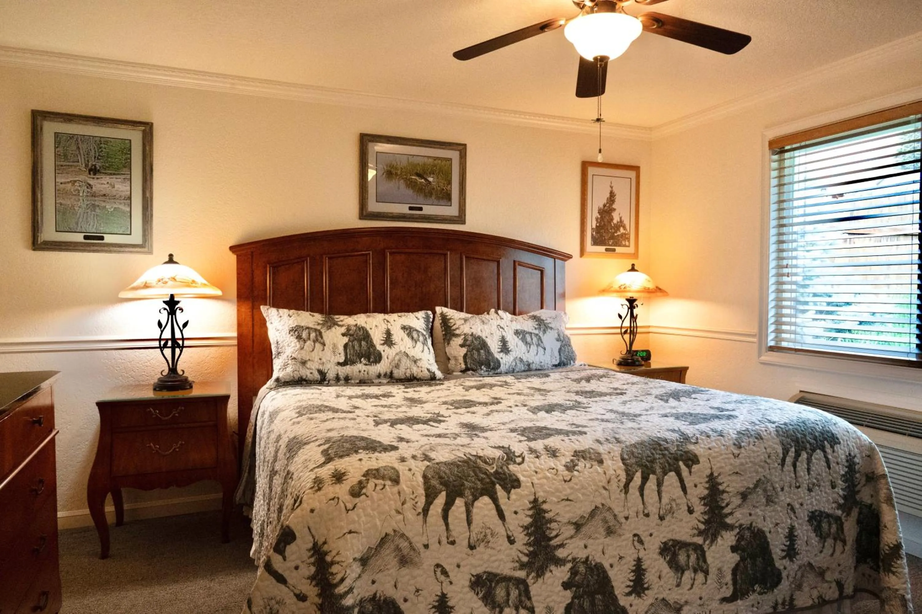 Bed in Yellowstone Gateway Inn