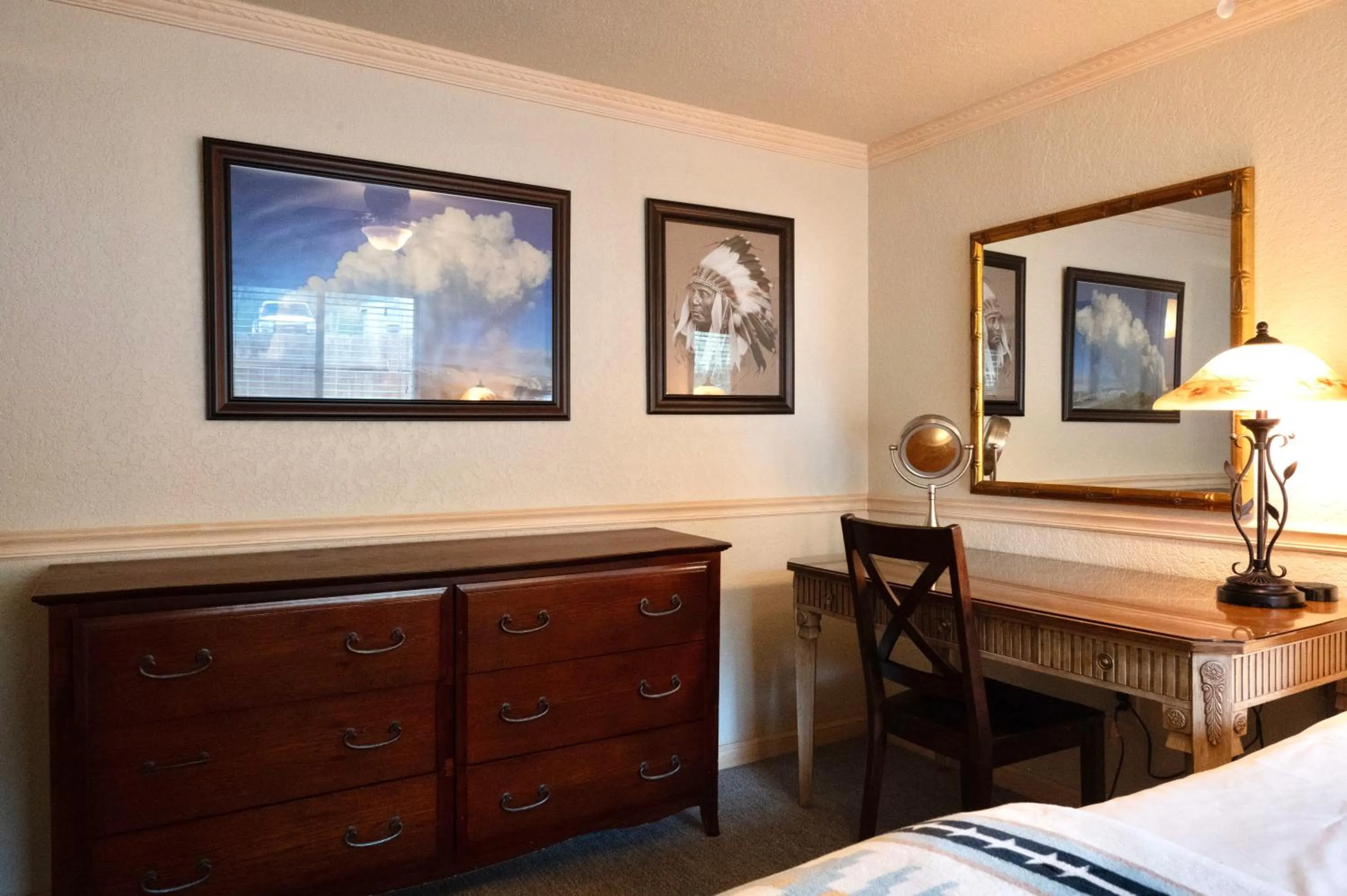 Bed in Yellowstone Gateway Inn