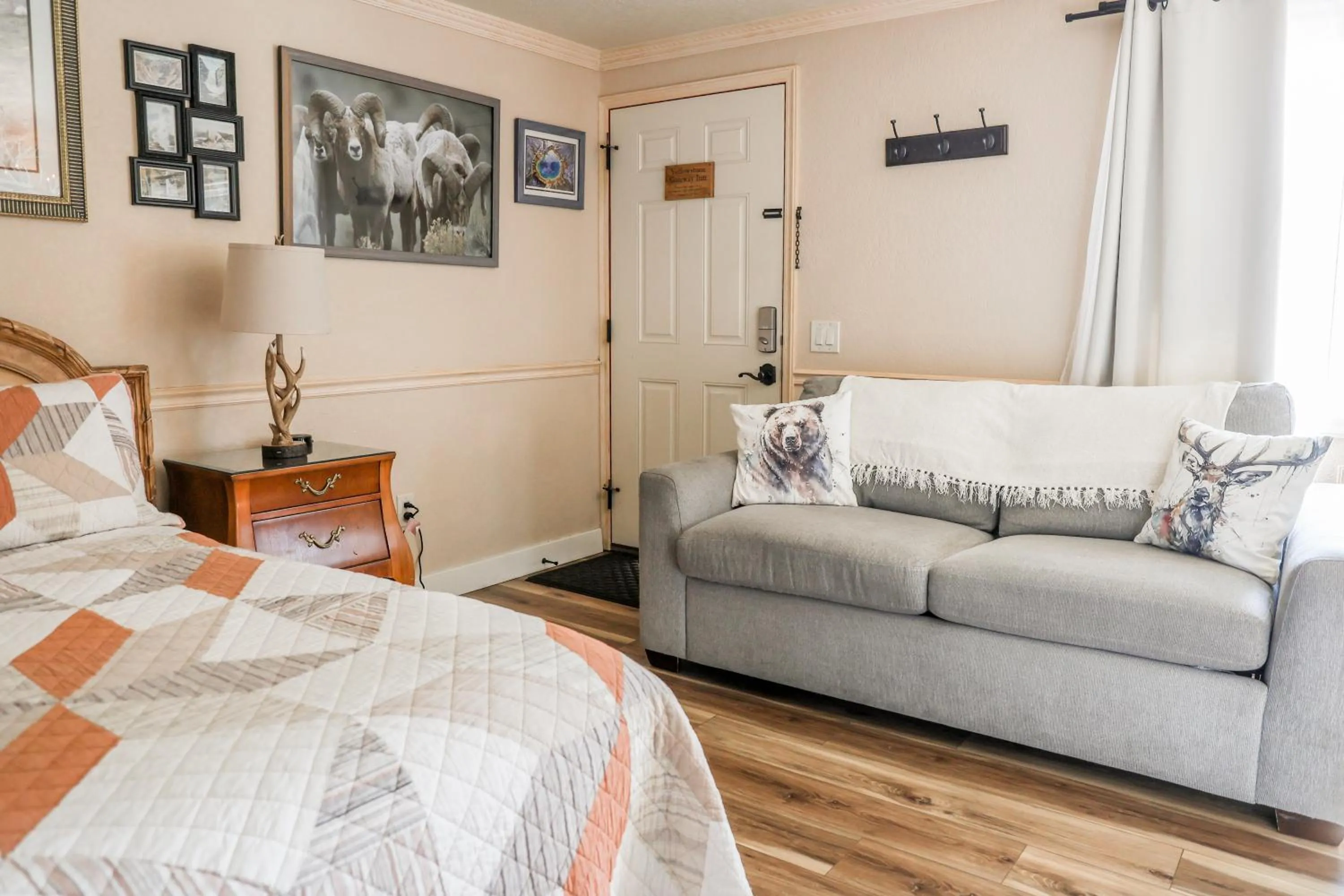 Bed in Yellowstone Gateway Inn