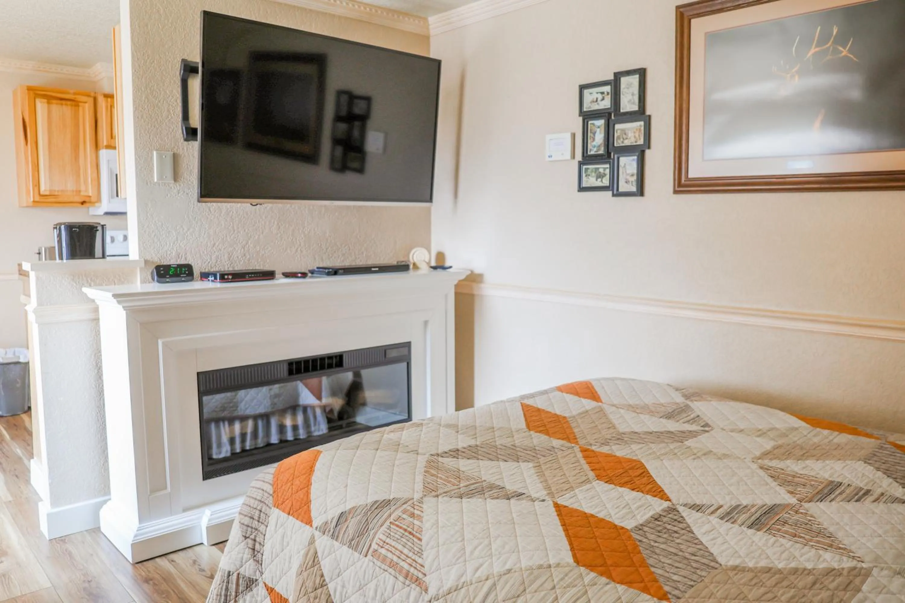 Bed in Yellowstone Gateway Inn