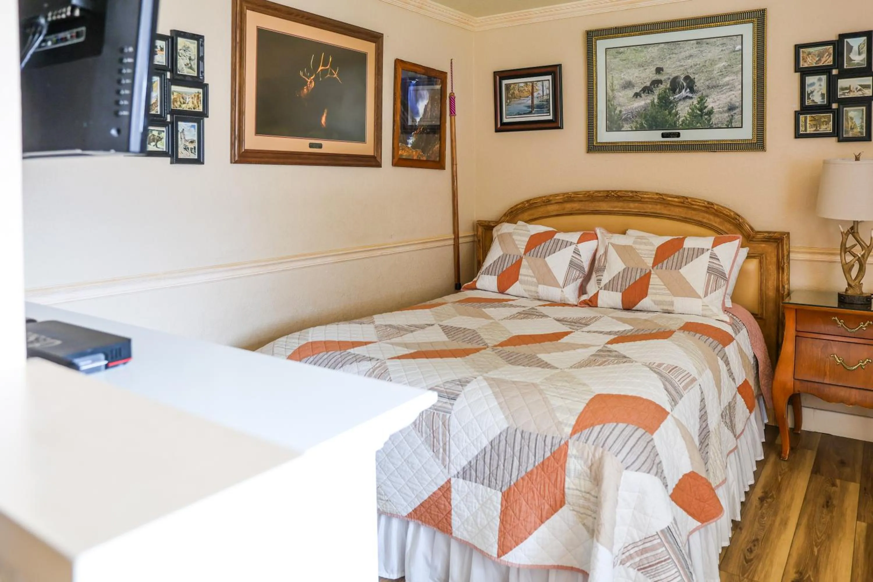 Bed in Yellowstone Gateway Inn