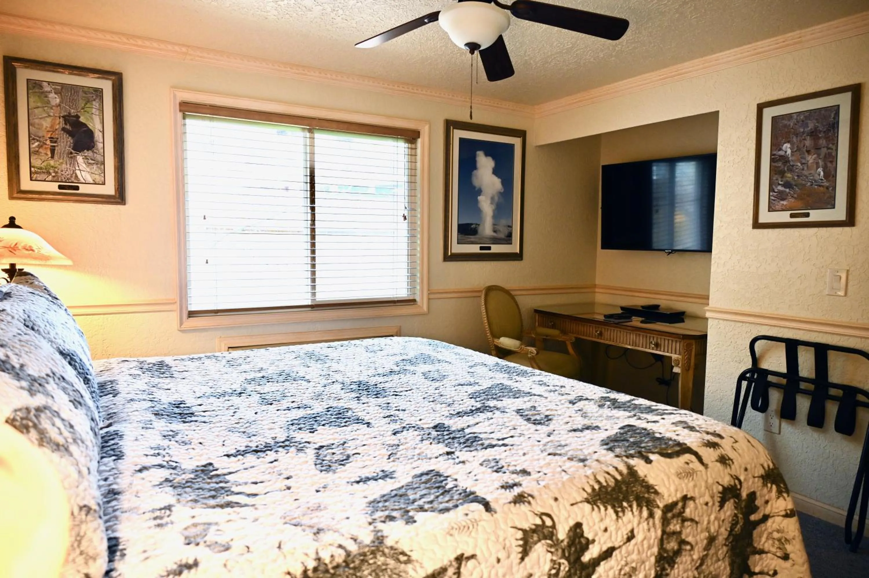 Bed in Yellowstone Gateway Inn