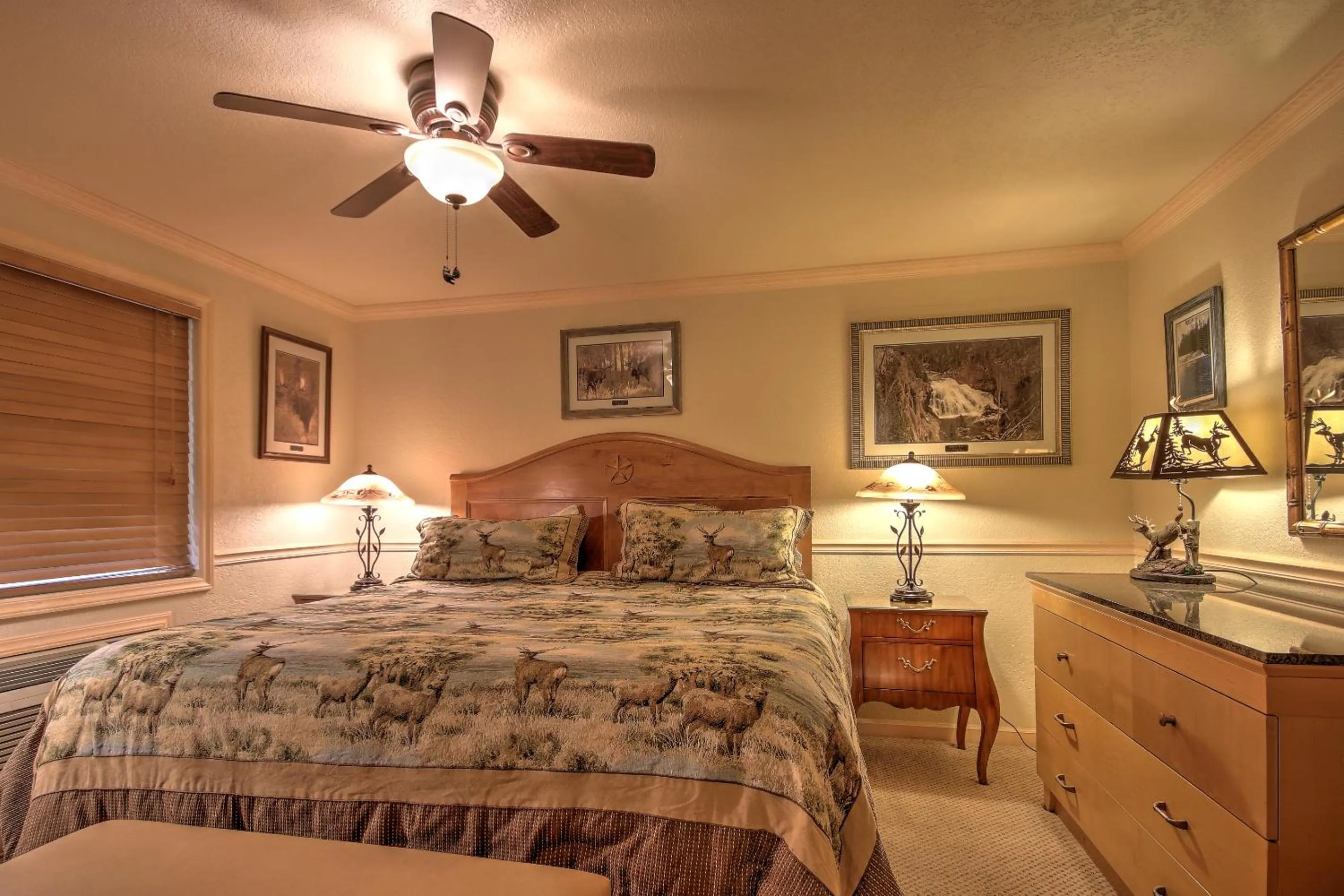 Bed in Yellowstone Gateway Inn