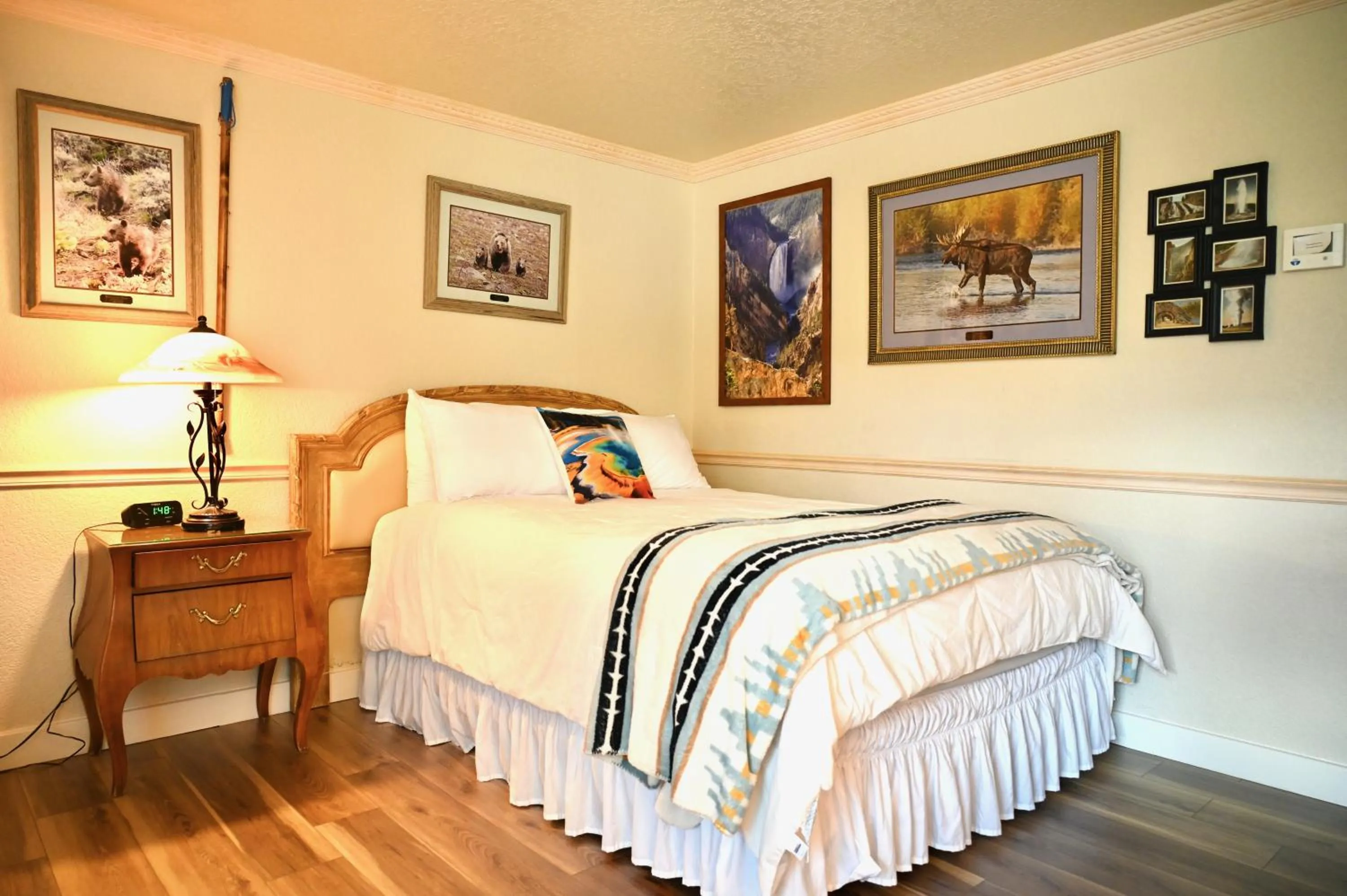 Bed in Yellowstone Gateway Inn