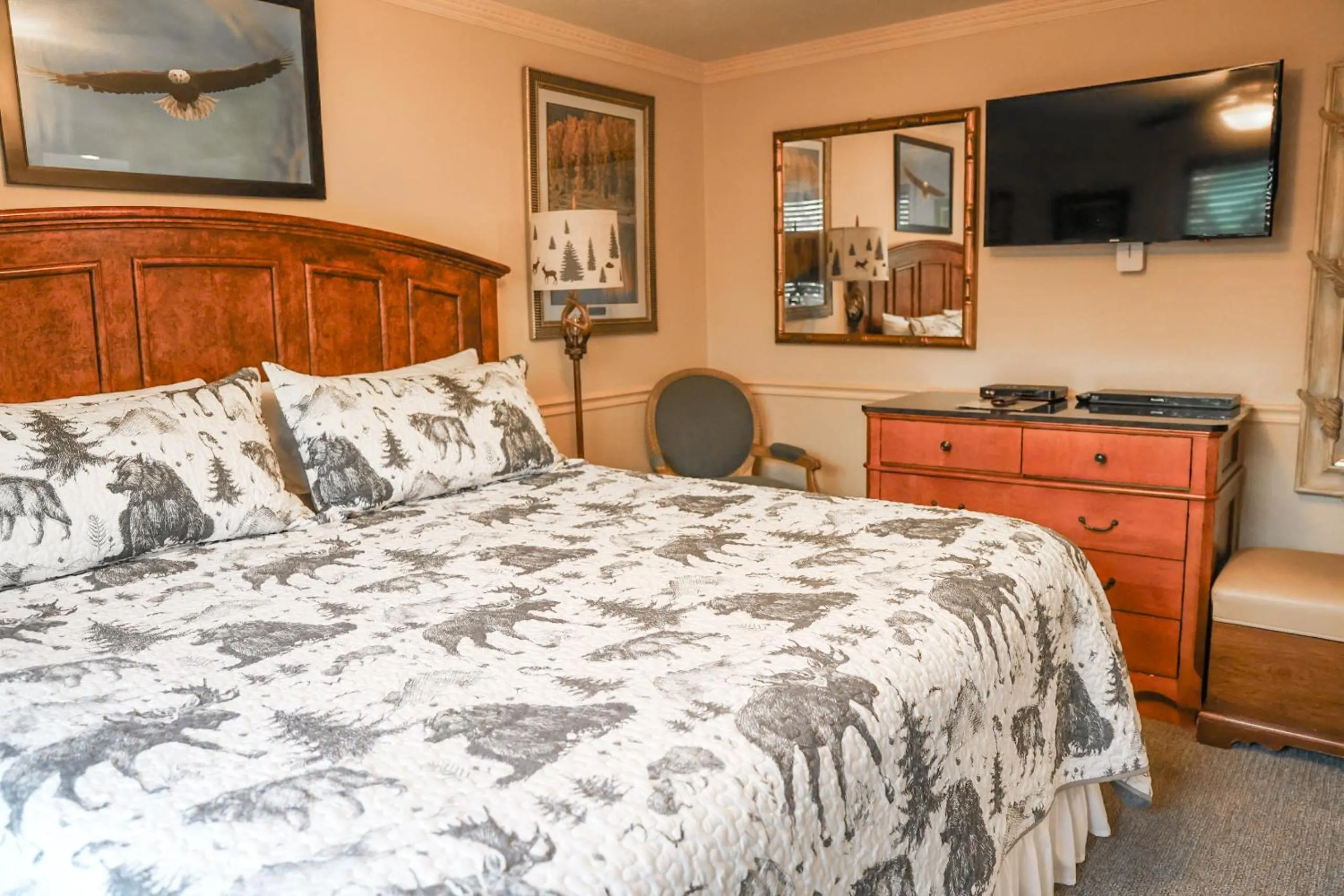 Bed in Yellowstone Gateway Inn