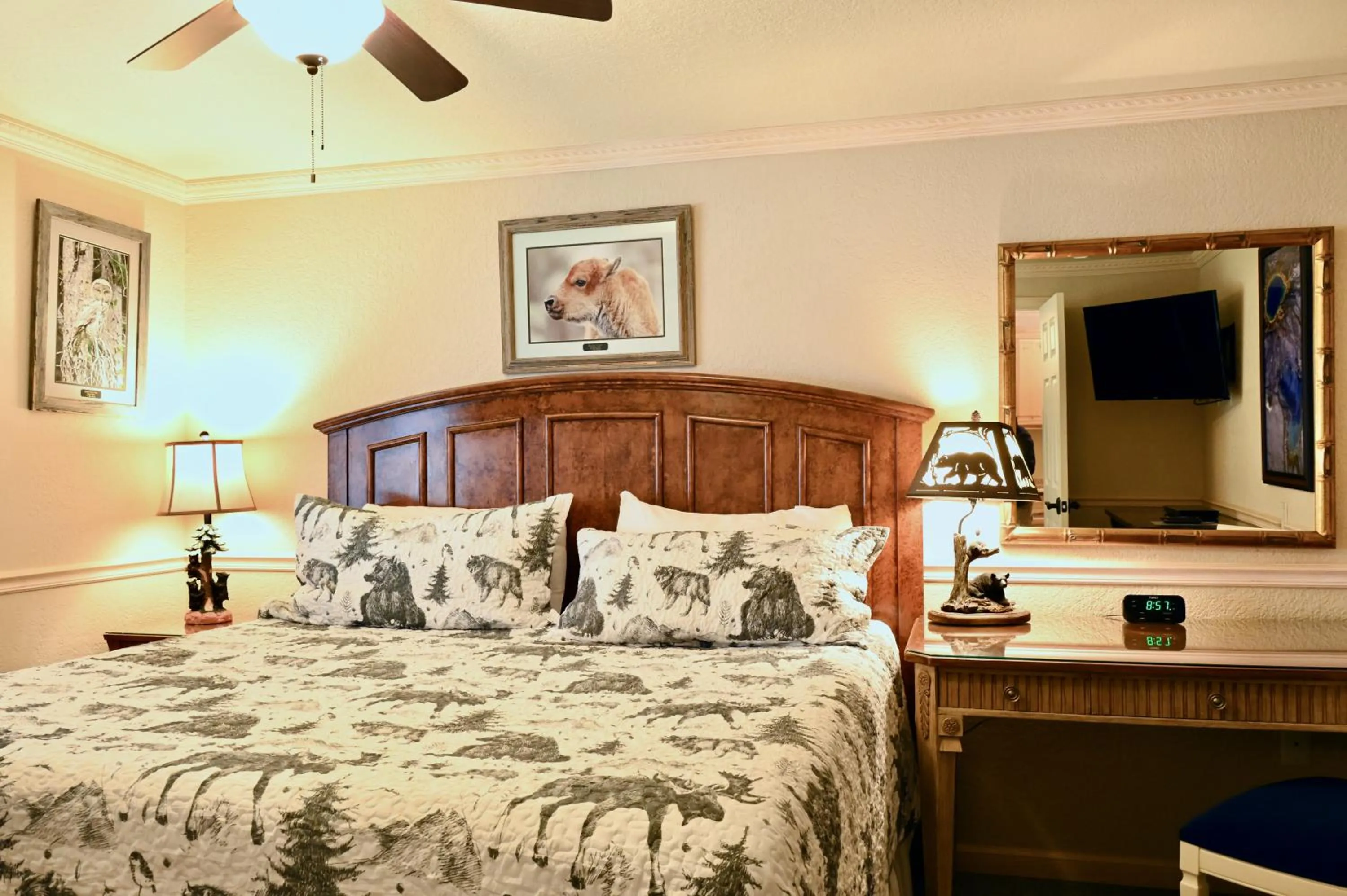 Bed in Yellowstone Gateway Inn