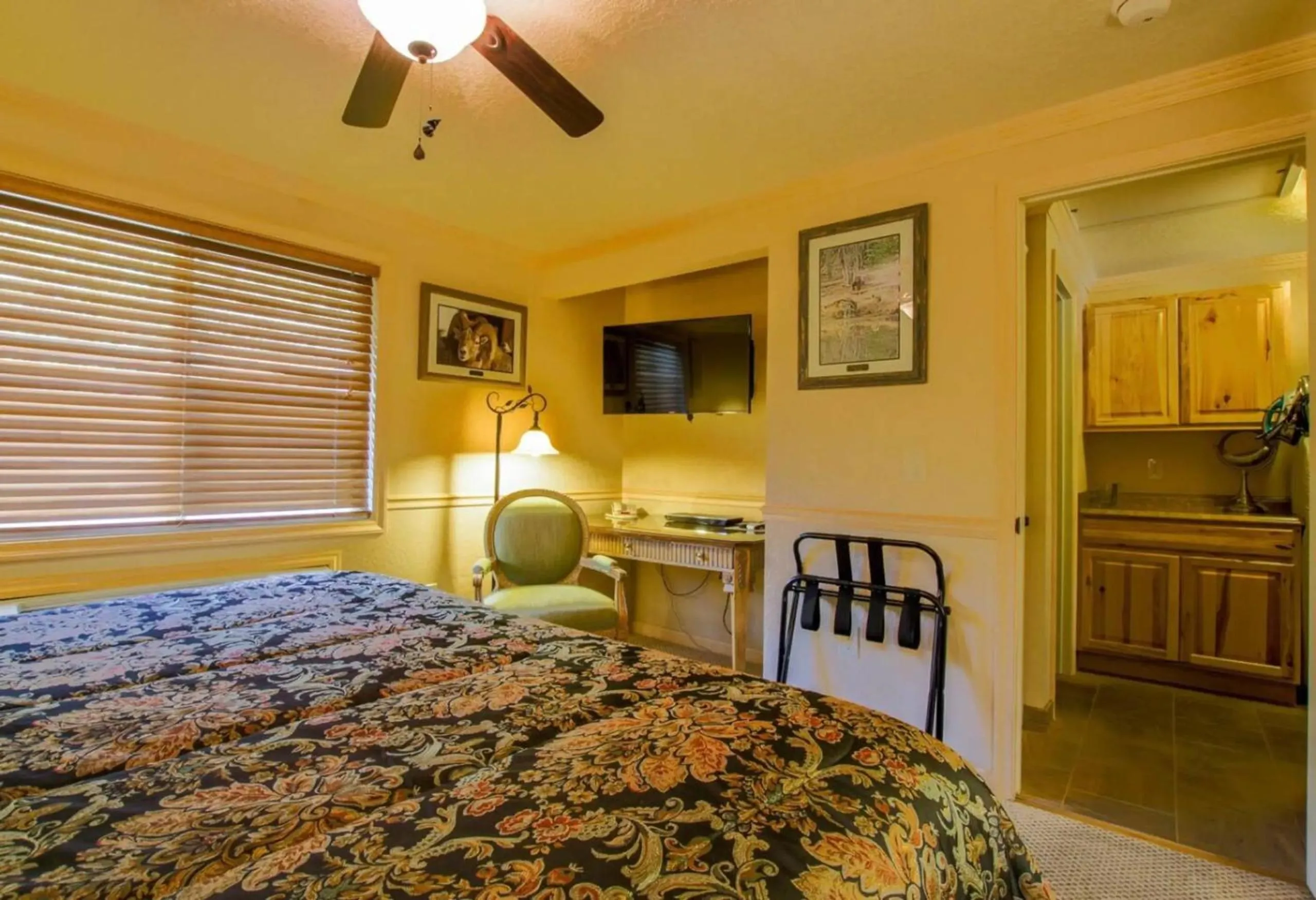 Bed in Yellowstone Gateway Inn