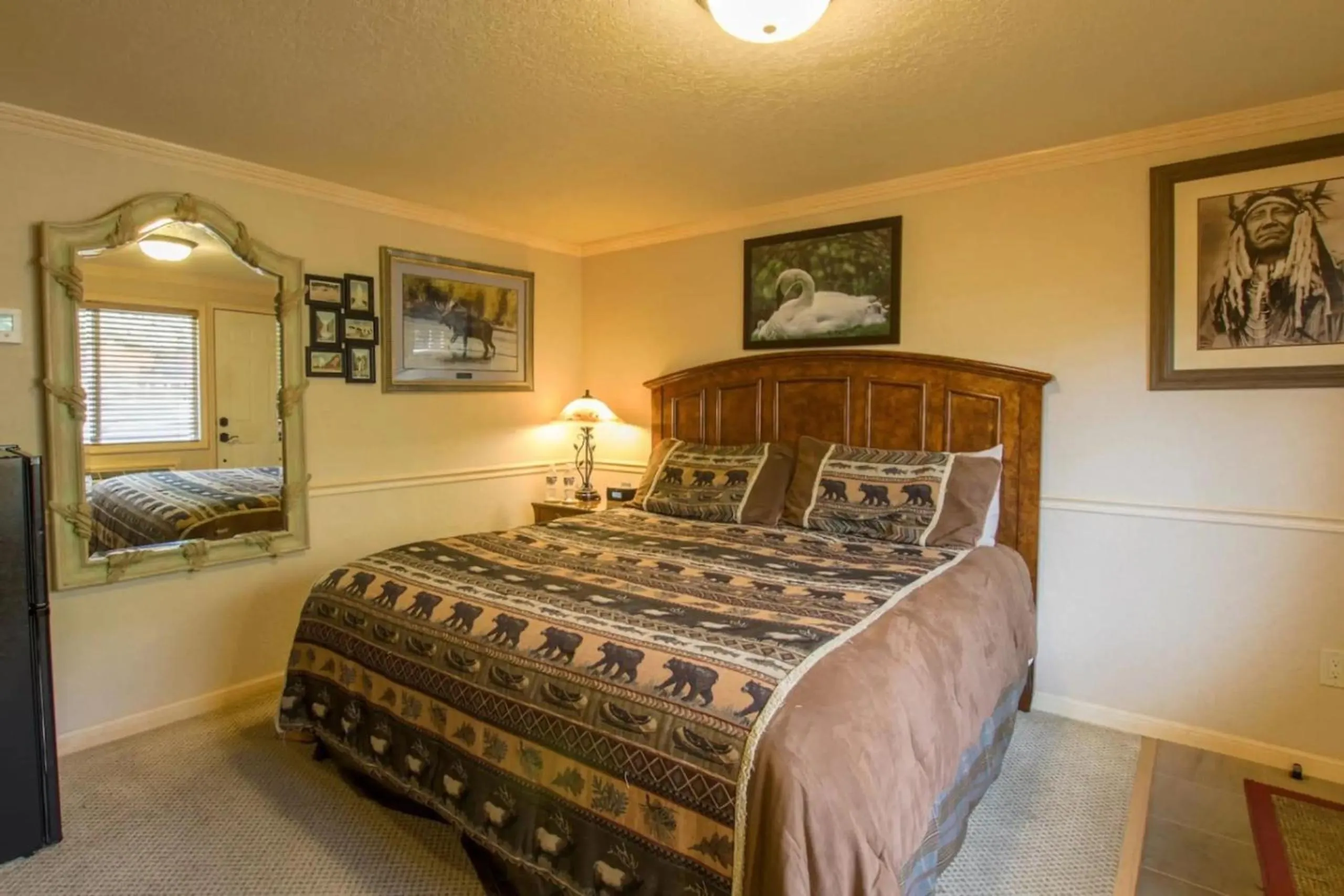 Bed in Yellowstone Gateway Inn