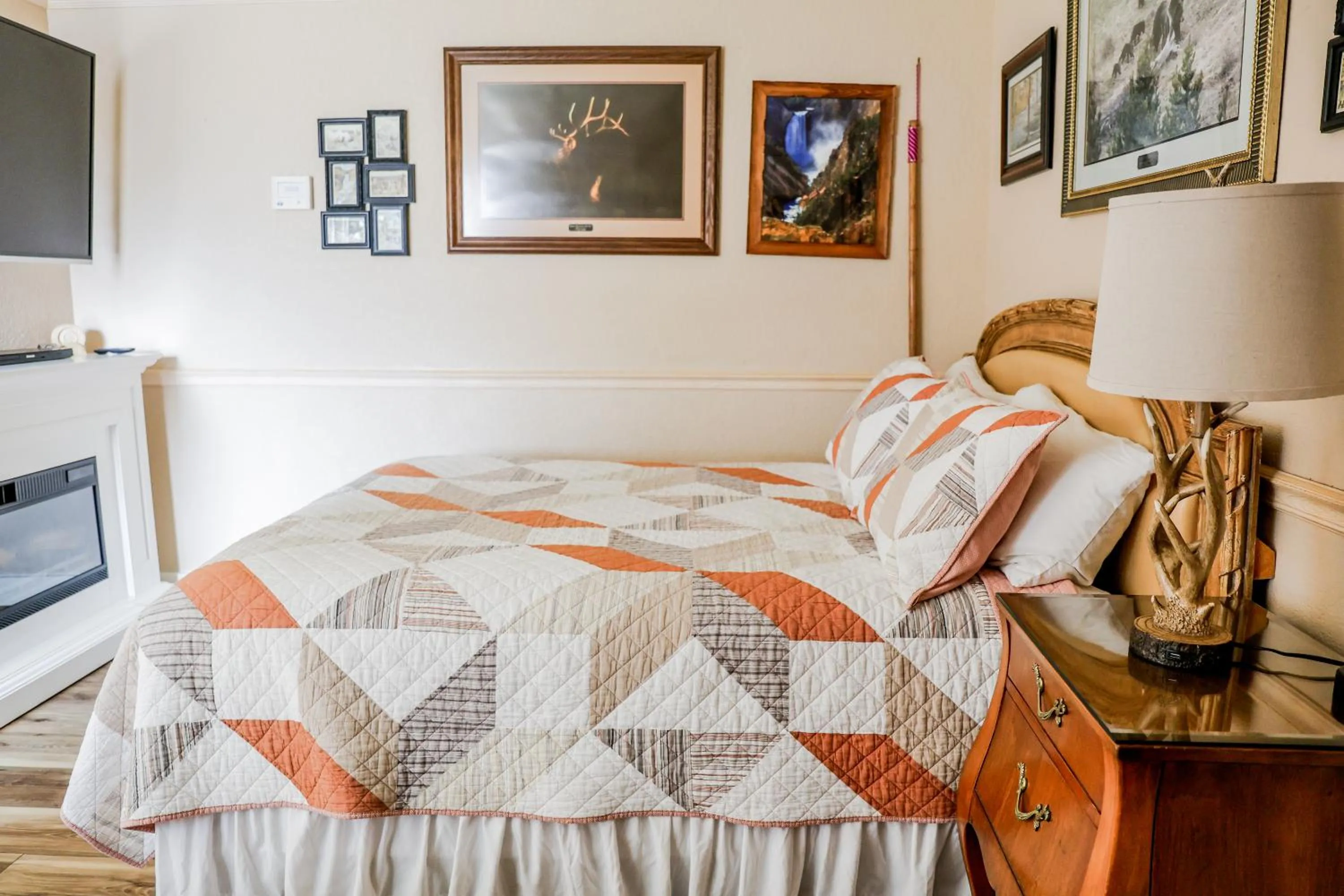 Bed in Yellowstone Gateway Inn