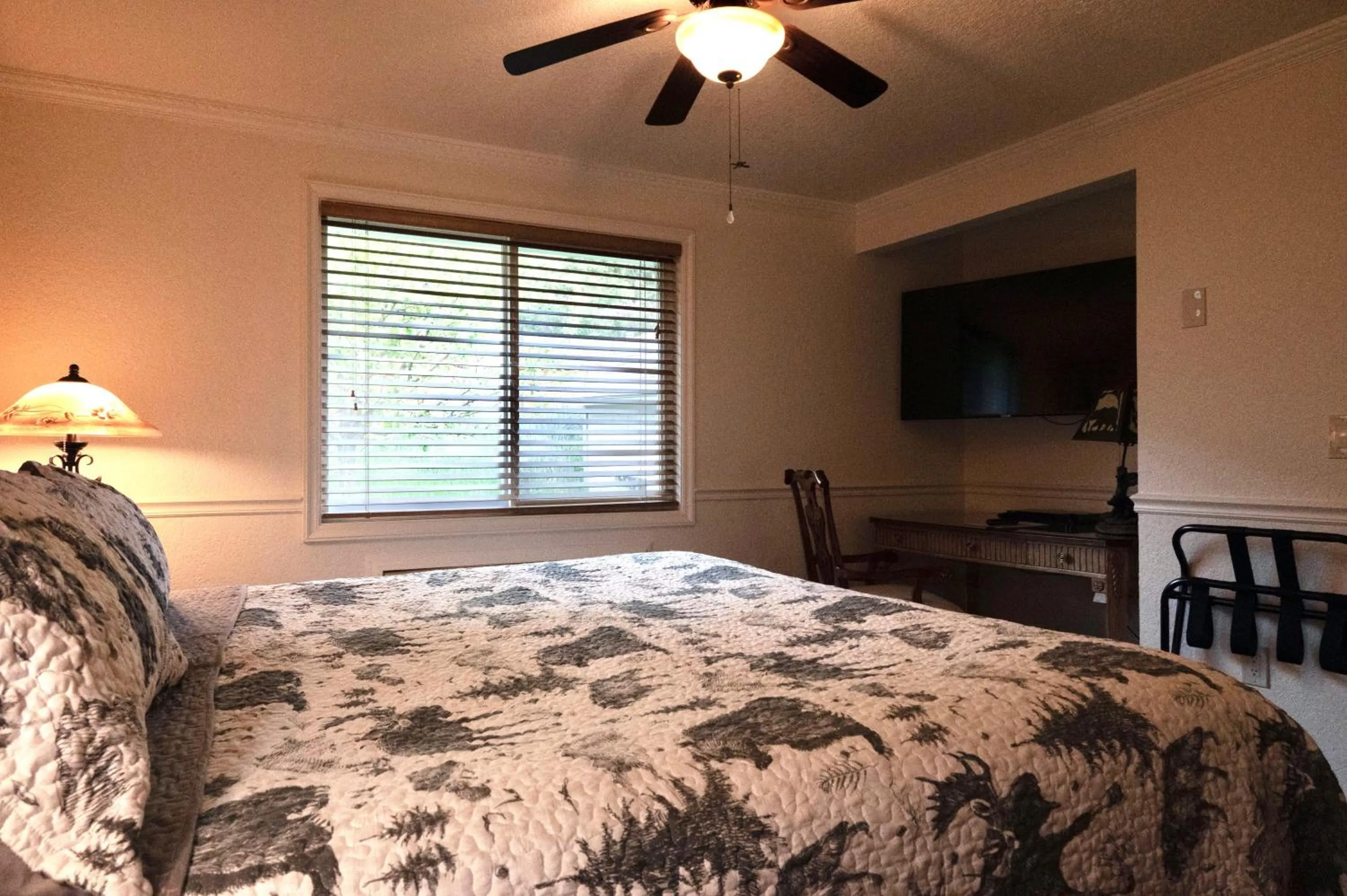 Bed in Yellowstone Gateway Inn