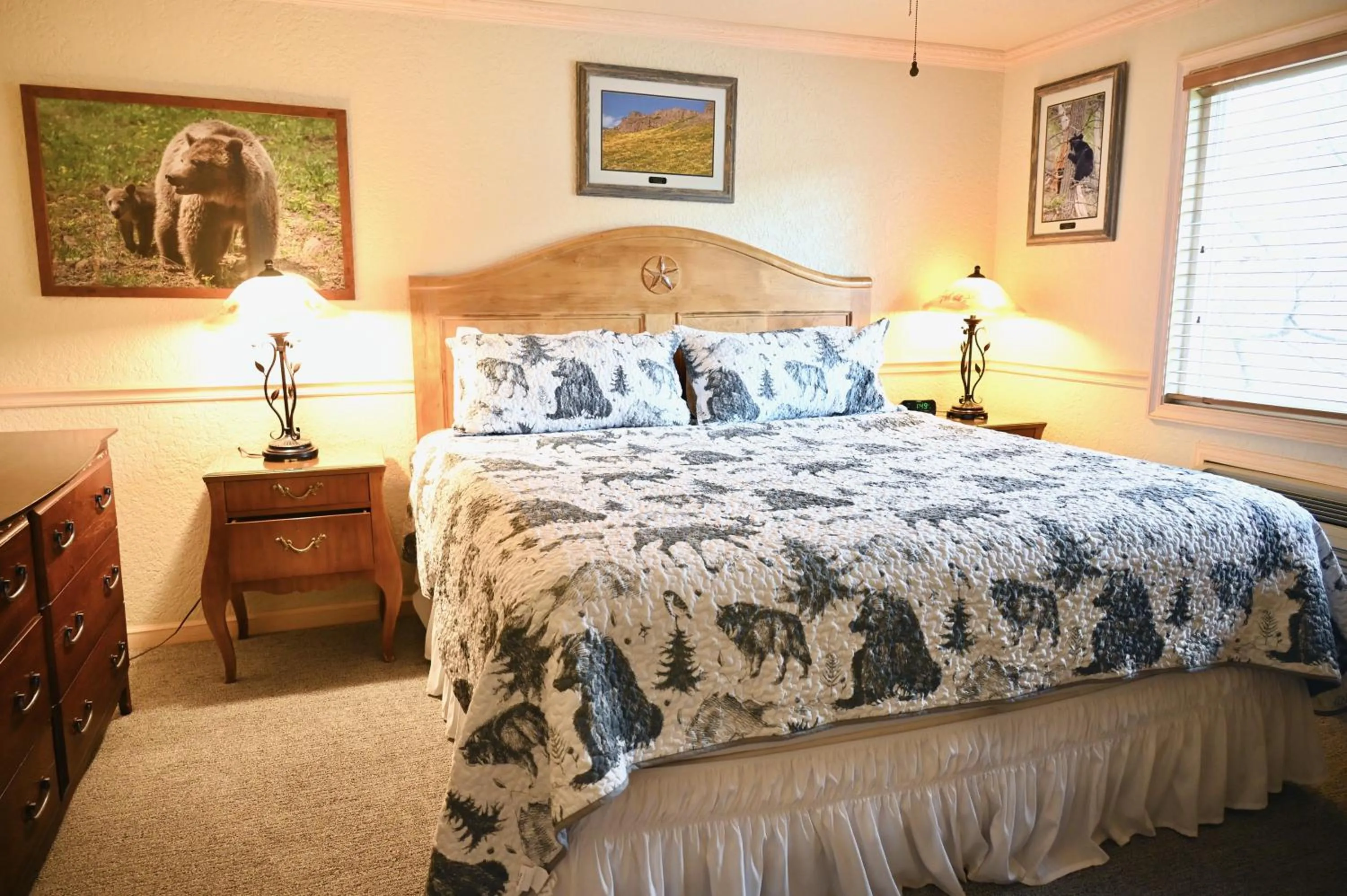 Bed in Yellowstone Gateway Inn