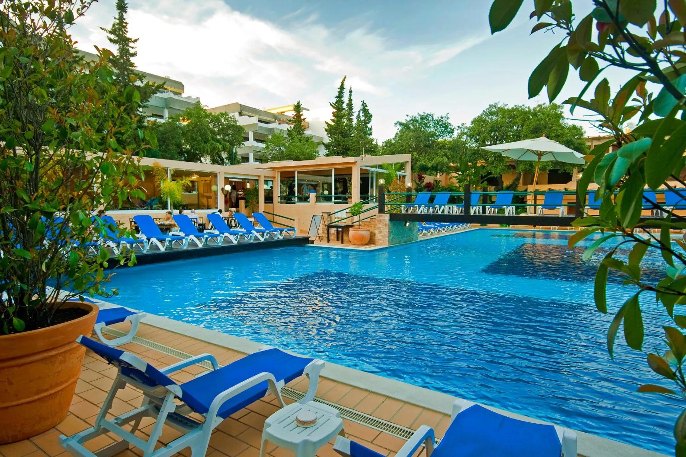 Swimming pool in Hotel Balaia Mar