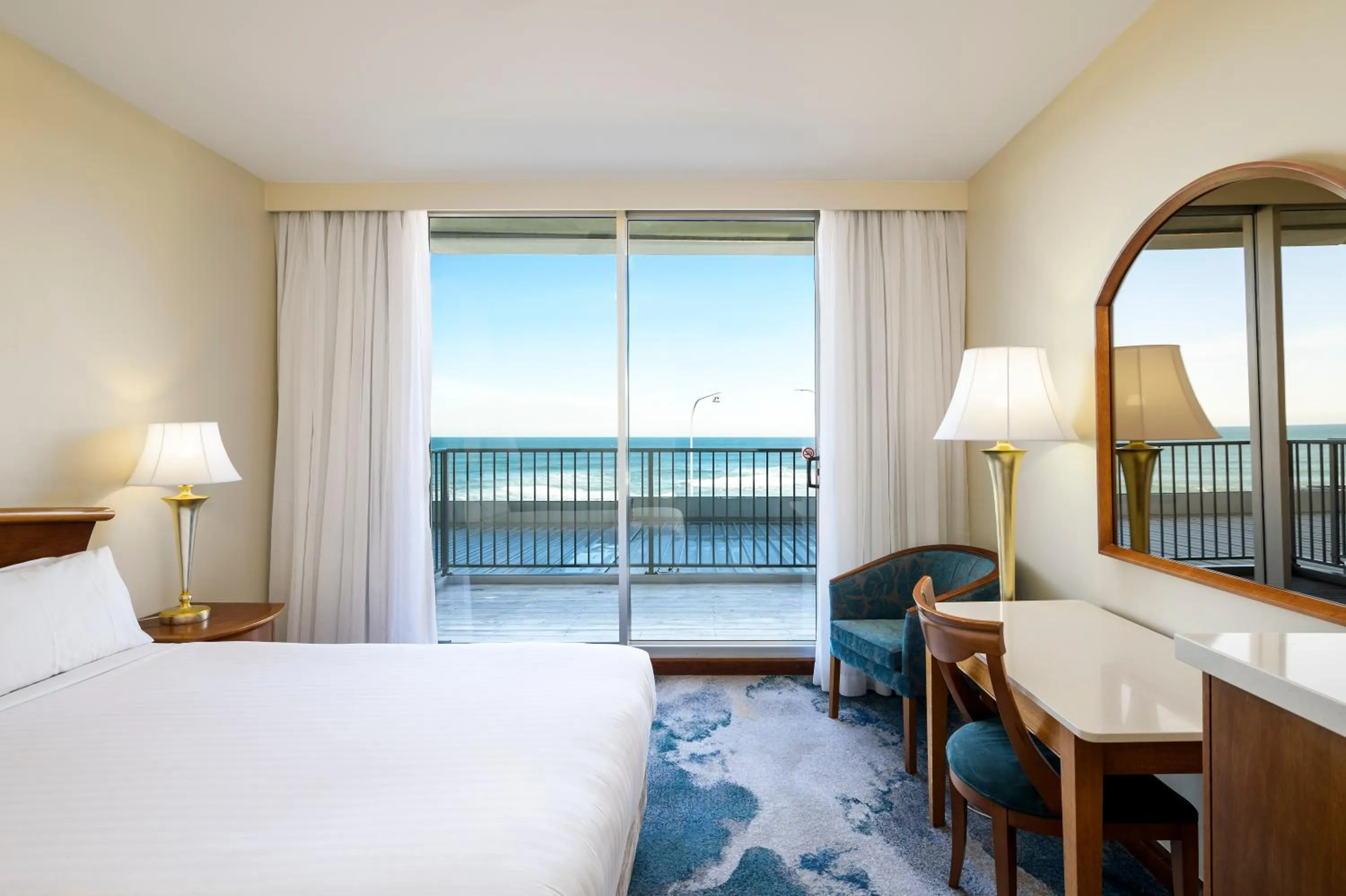 Bedroom, Bed in Noah's On the Beach