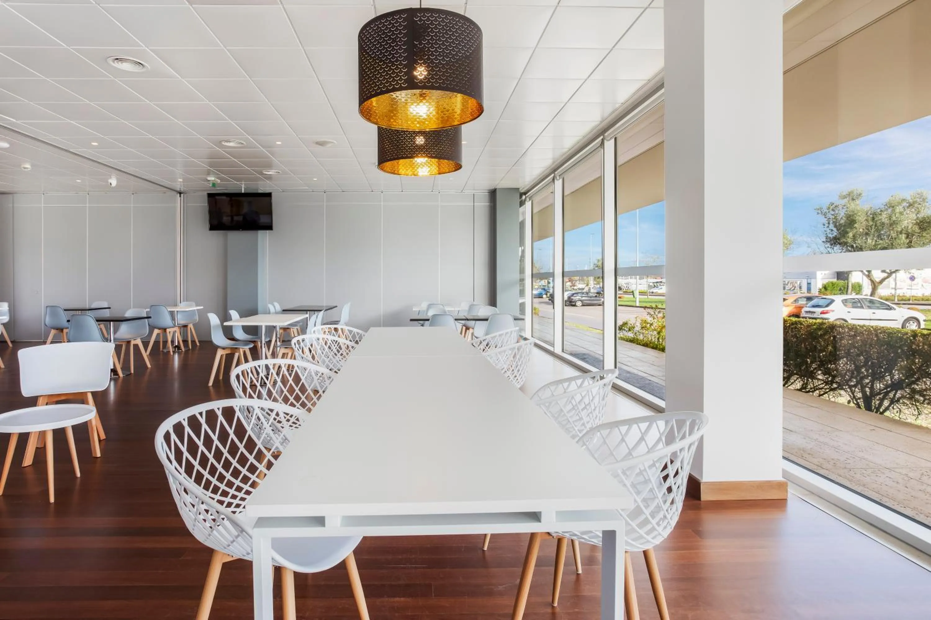 Communal lounge/ TV room in B&B HOTEL Cantanhede Coimbra