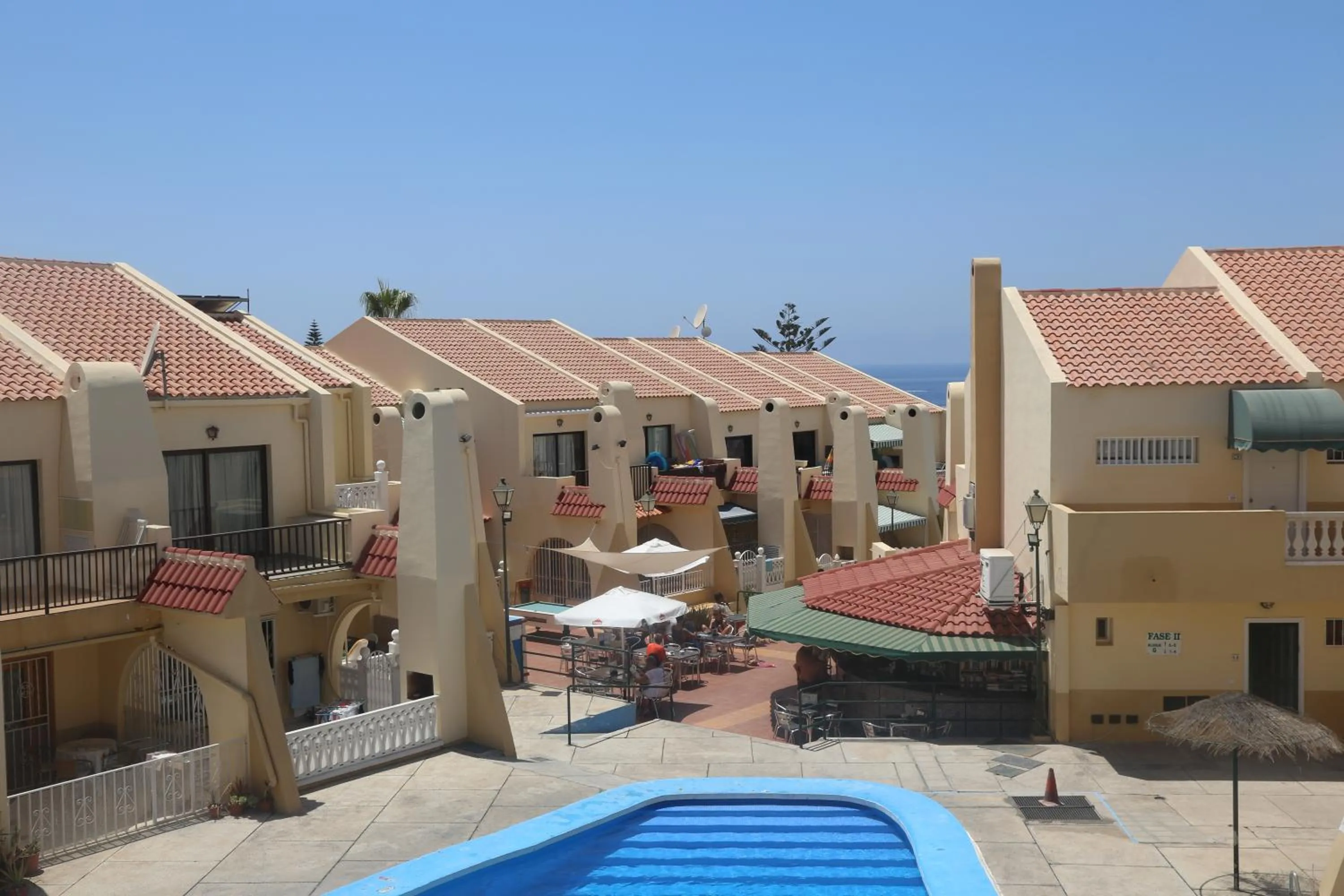 Pool view in Mareverde