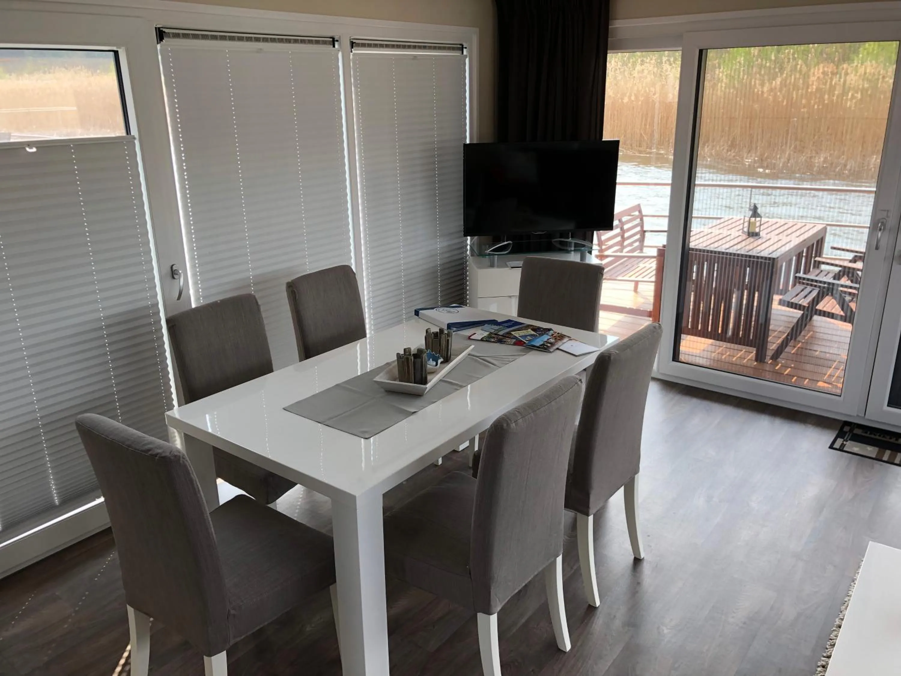 Dining area in Hausboot Harmonie