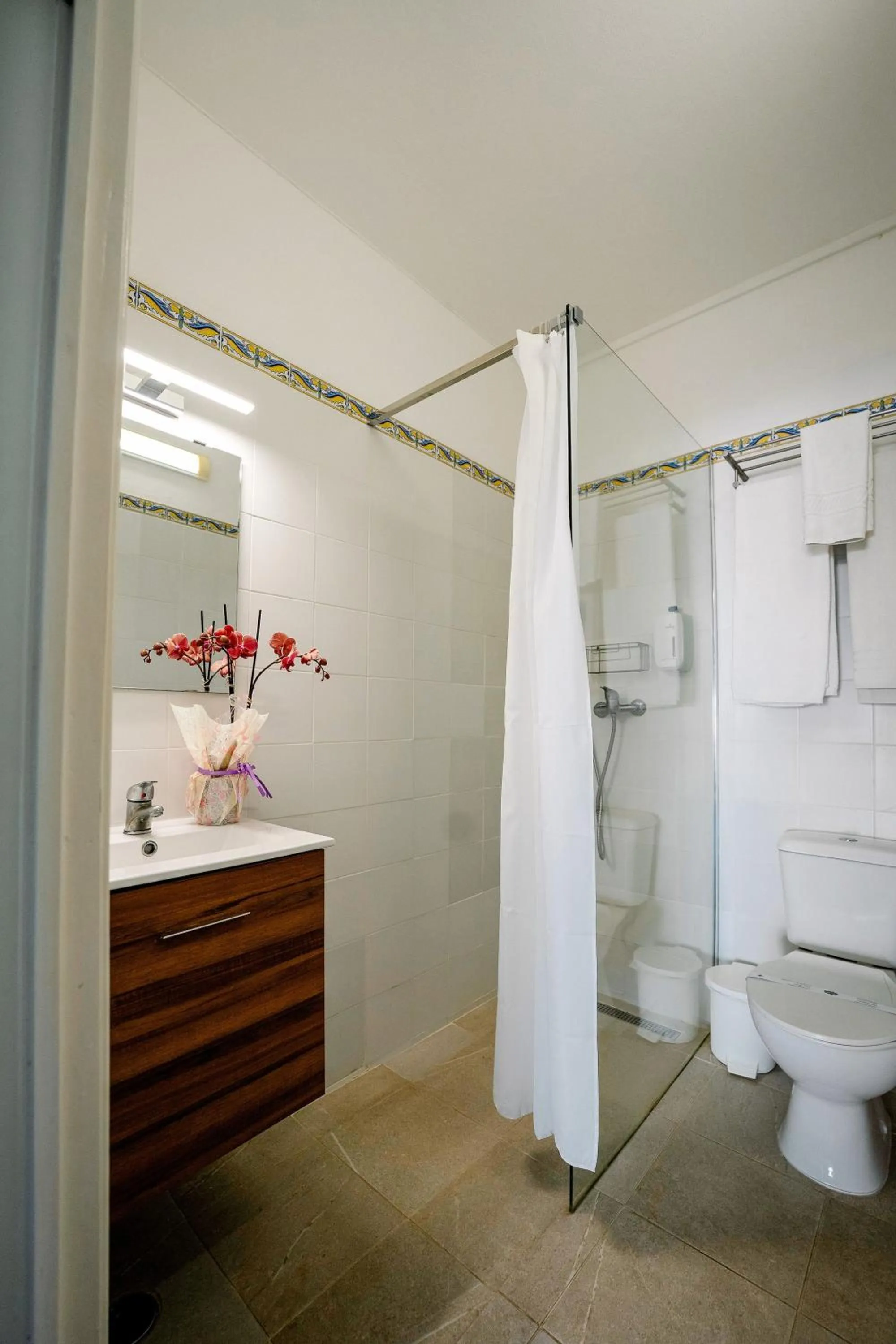 Shower in Muthu Balaia Sol