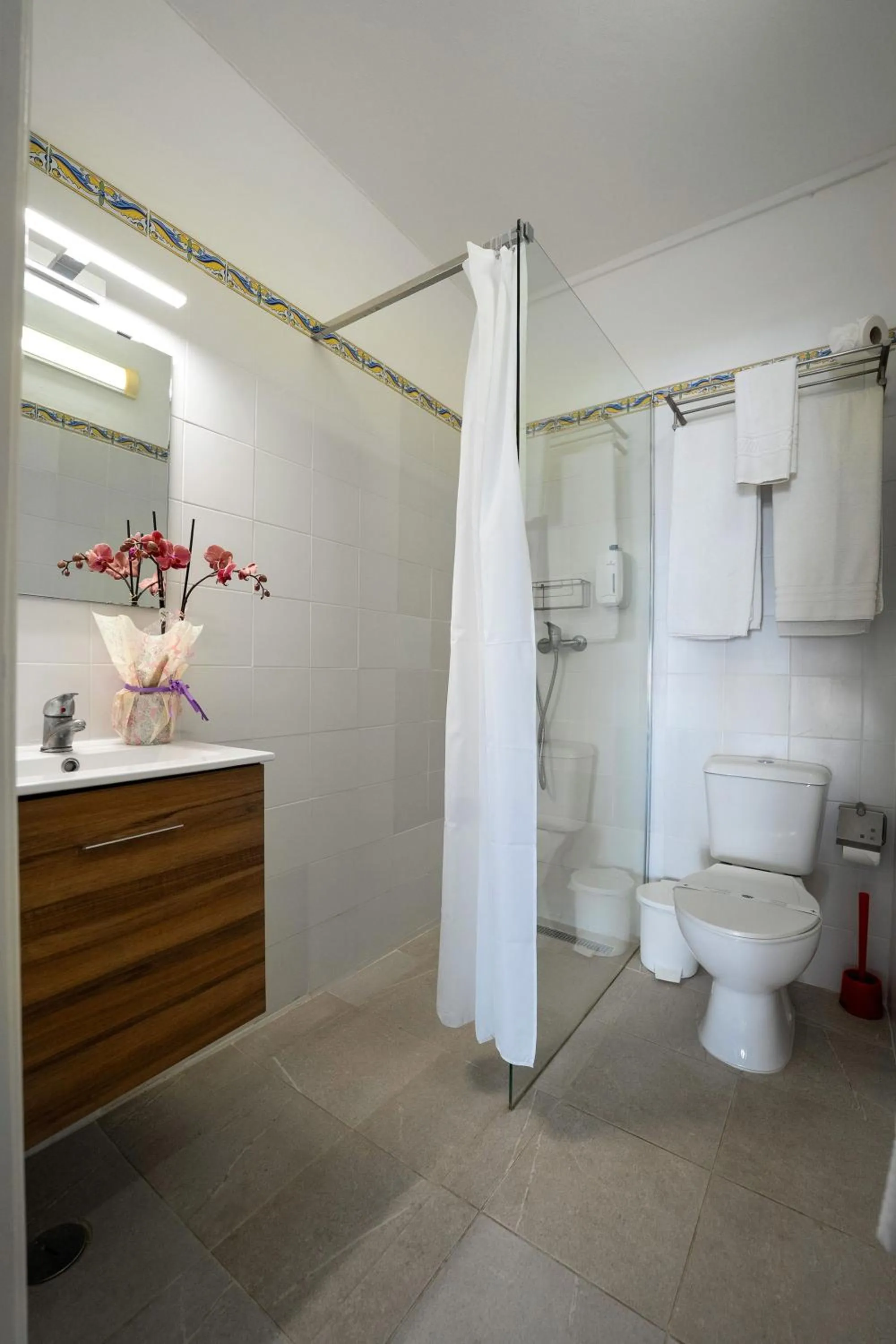 Shower in Muthu Balaia Sol